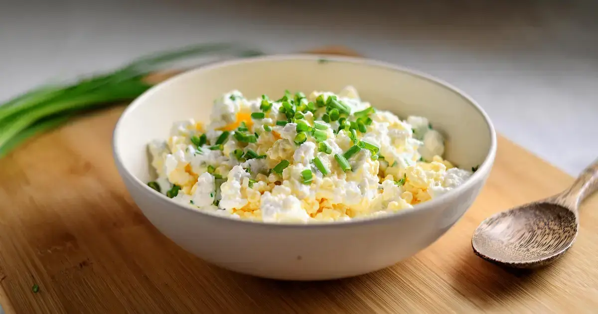 Cremiger Eiersalat mit körnigem Frischkäse und Schnittlauch