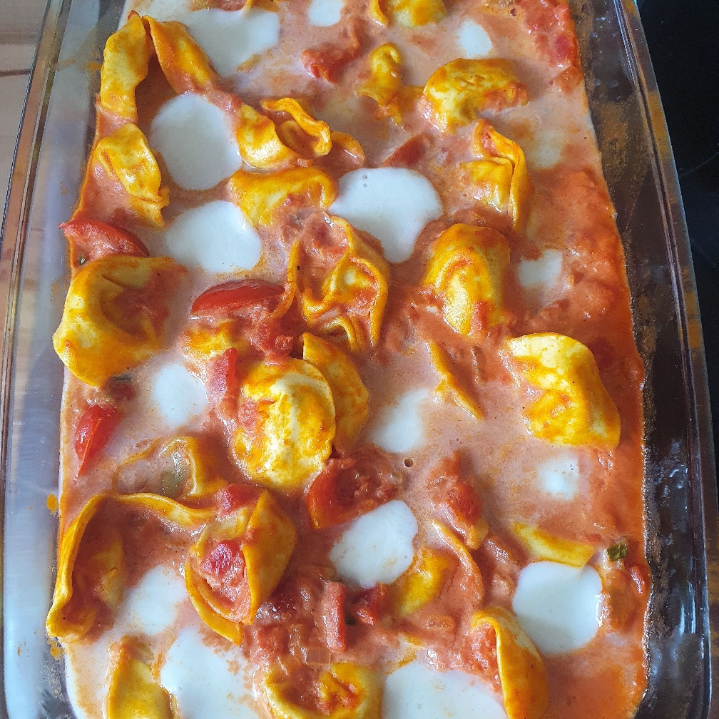 Überbackene Tortellini in Tomaten-Sahne-Sauce mit Mozzarella.