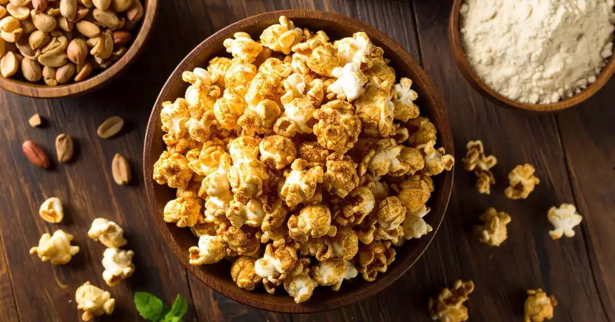 Protein-Popcorn mit Erdnuss-Coating