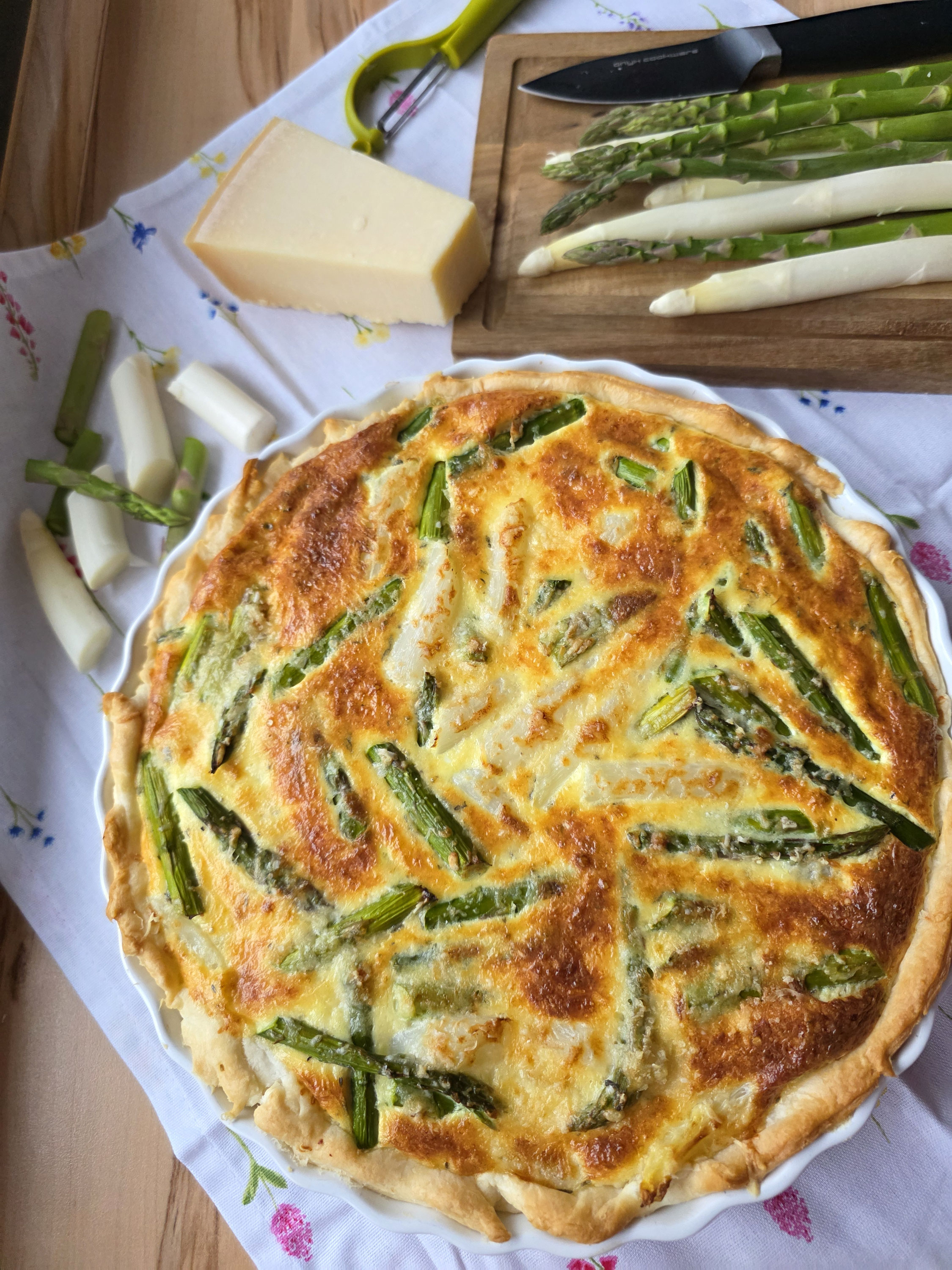 Goldbraune Quiche mit grünem und weißem Spargel.