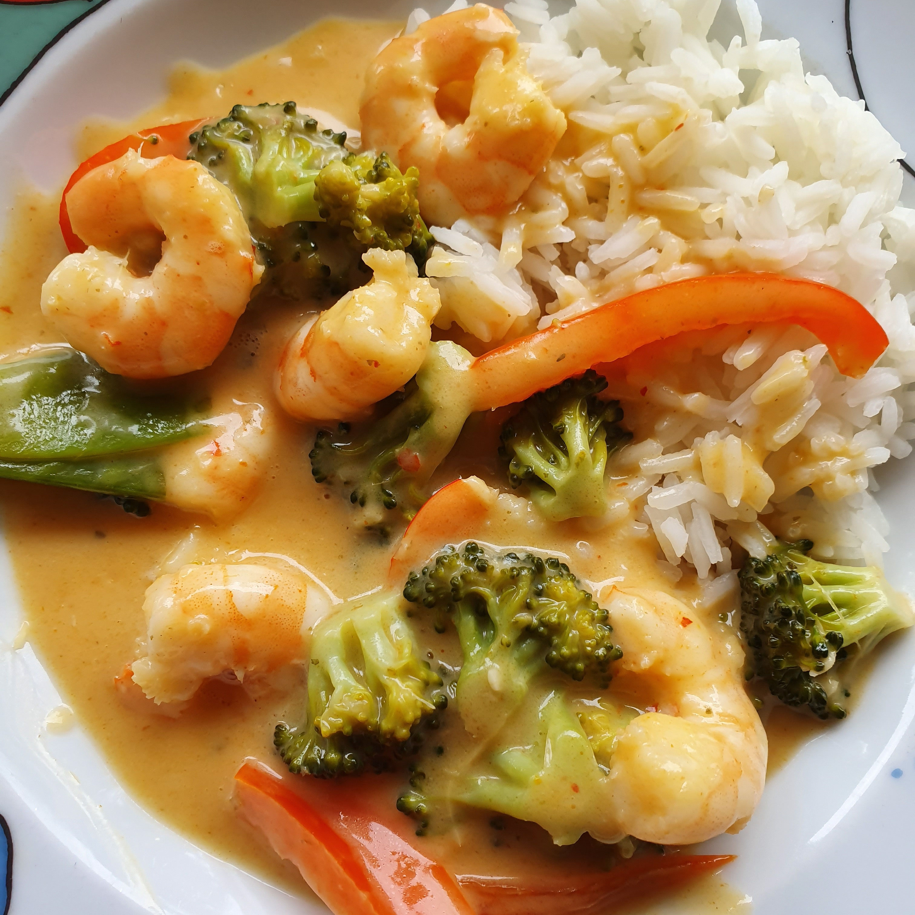 Thai-Garnelen-Curry mit Gemüse und Reis.