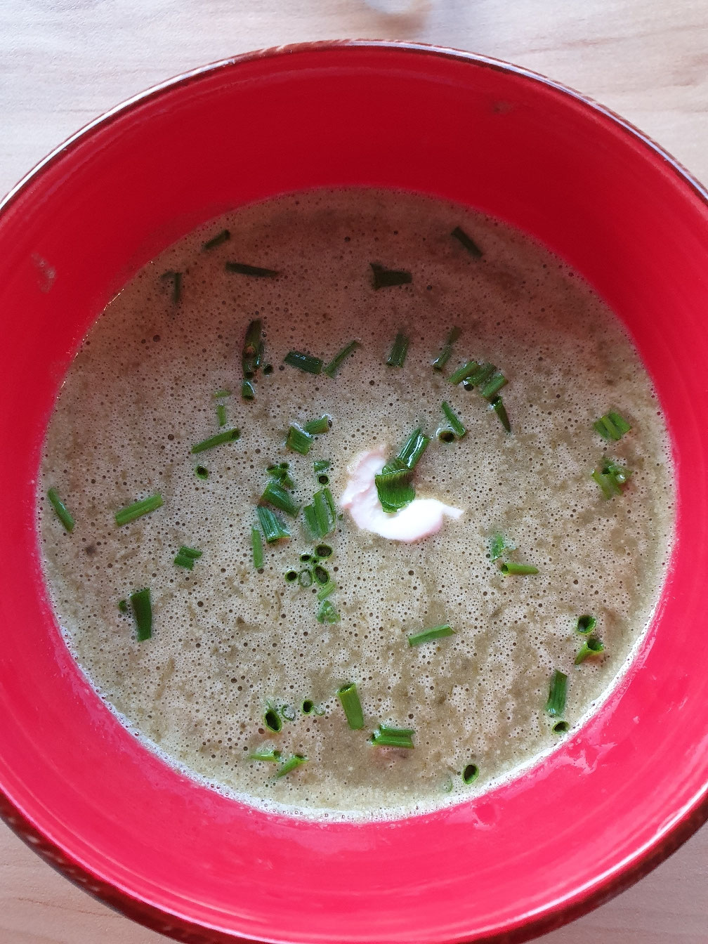 Bärlauchcremesuppe mit Schnittlauch.