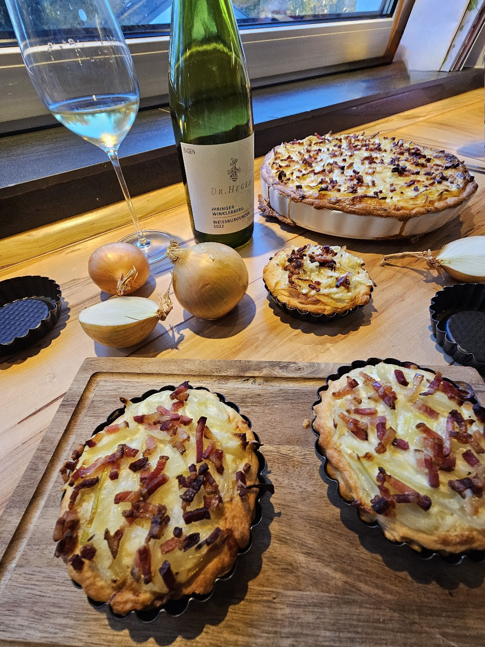 Omas Zwiebelkuchen mit knusprigem Speck.