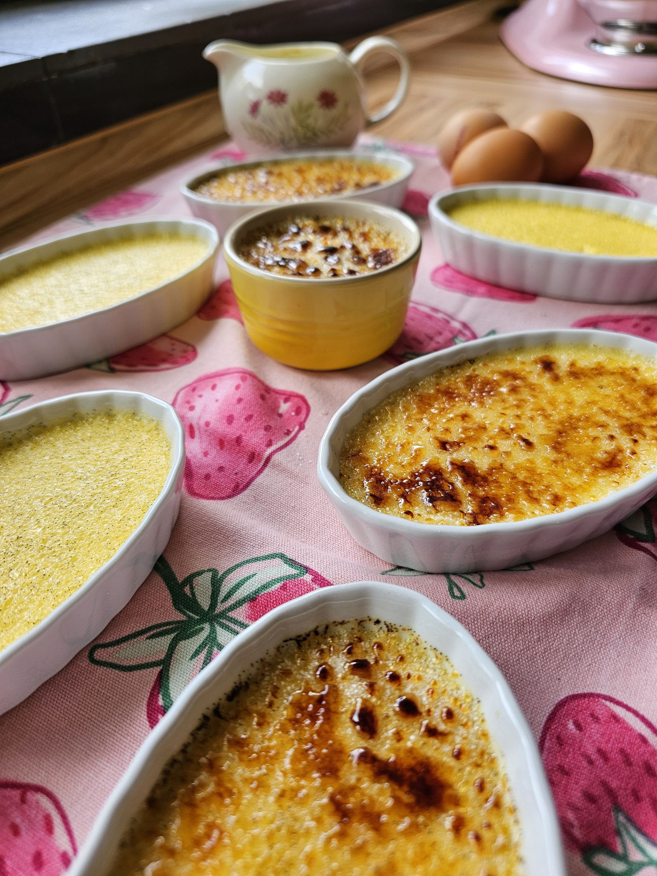 Crème brûlée mit goldbrauner Karamellkruste.