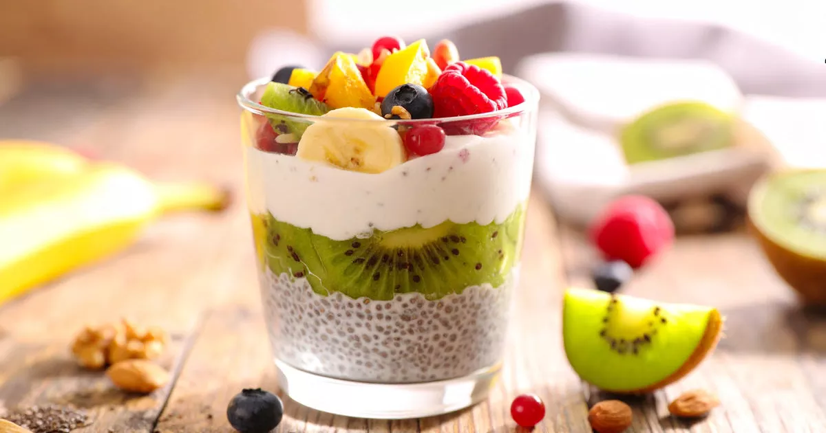 Chia-Pudding-Schichten mit Proteincreme und Obst