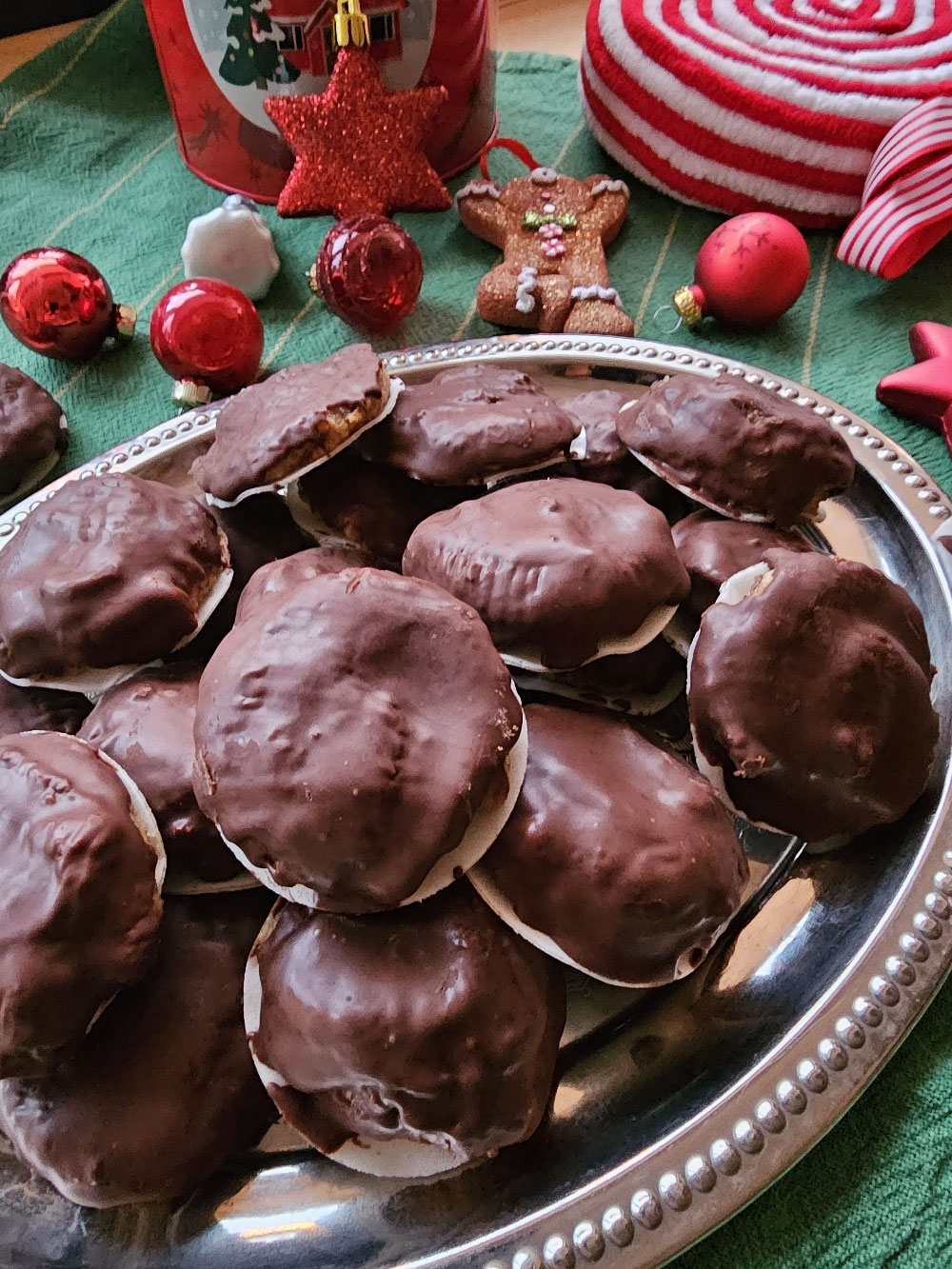 Schokoladig überzogene Elisenlebkuchen auf einem Tablett.