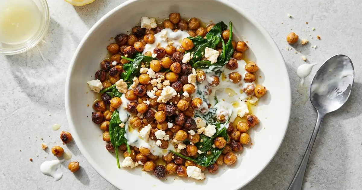 Knusprige Kichererbsen-Pfanne mit Feta und Spinat