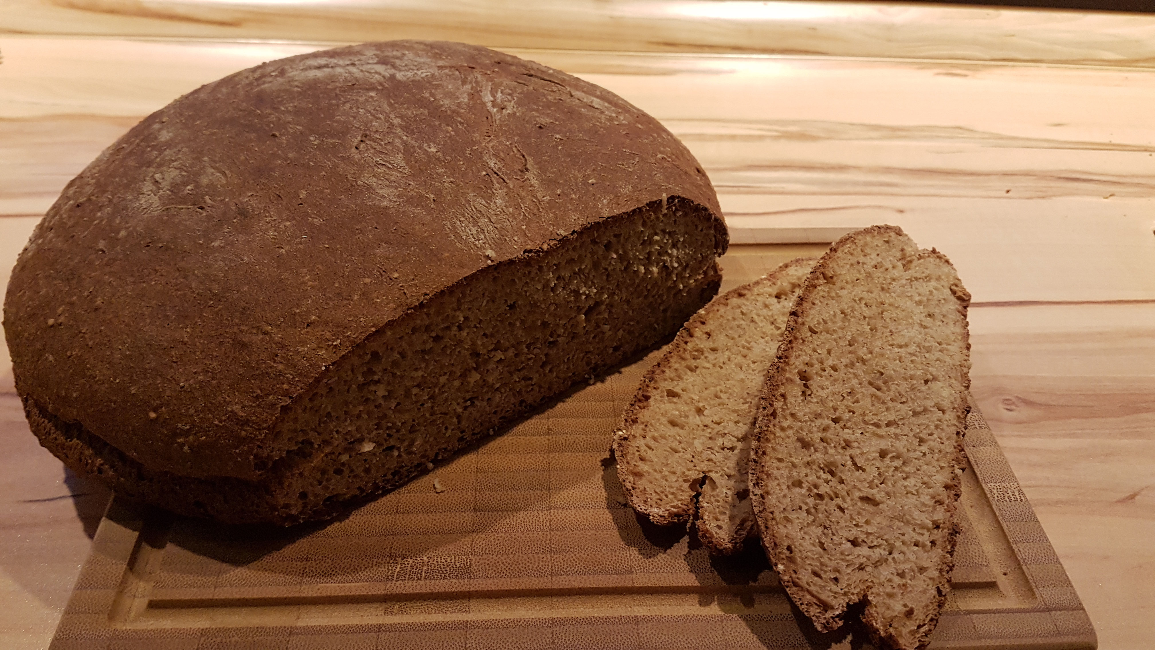Malzbrot mit aufgeschnittenen Scheiben.