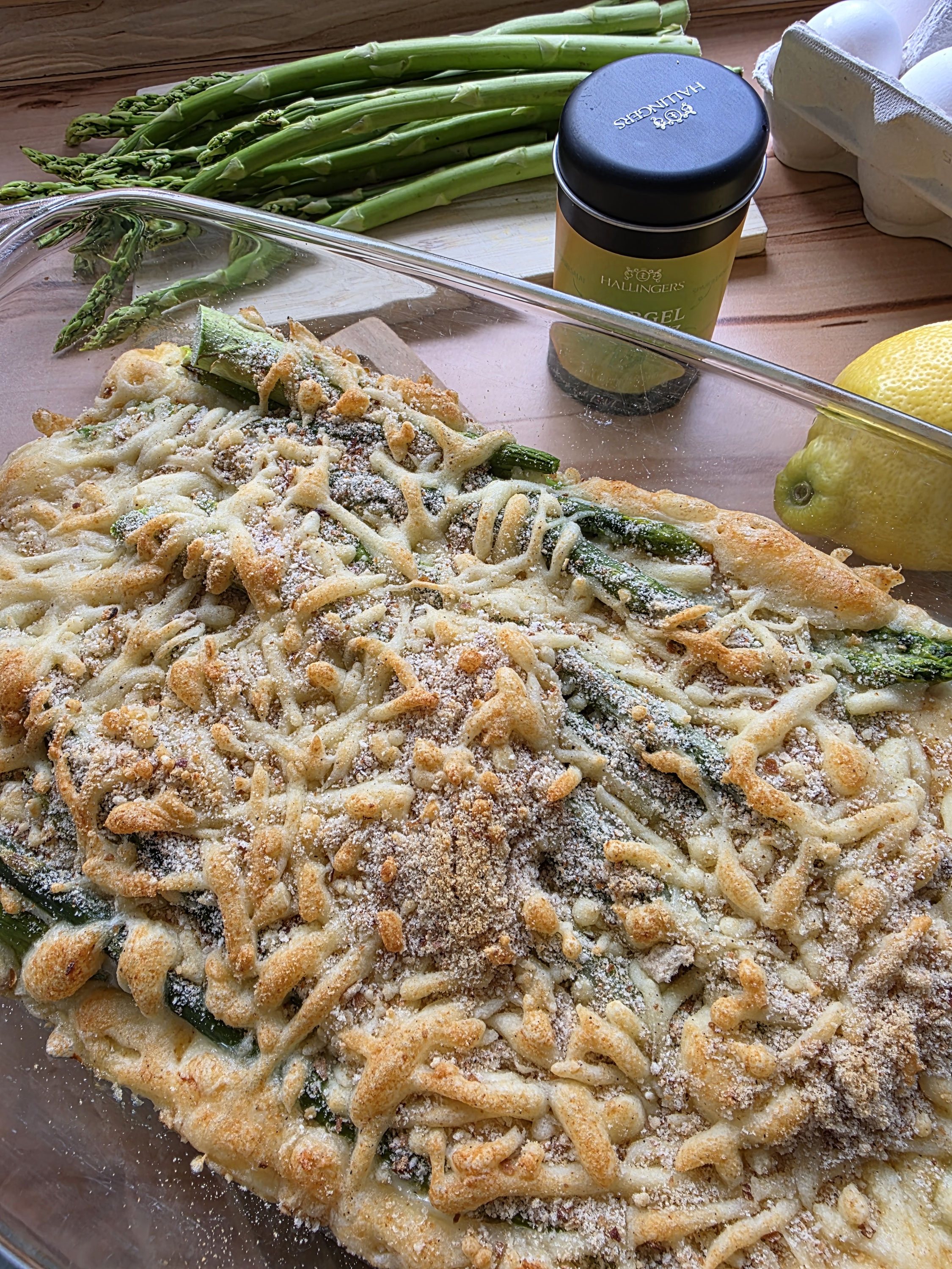 Fertiges Spargelgratin mit goldbrauner Käsekruste.