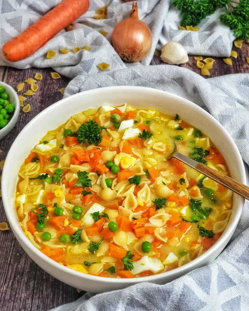 Nudelsuppe mit Möhre und Ei