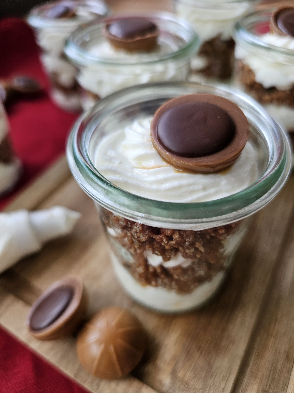 Toffifee-Cheesecake im Glas mit cremiger Cheesecake-Creme und knusprigem Butterkeksboden