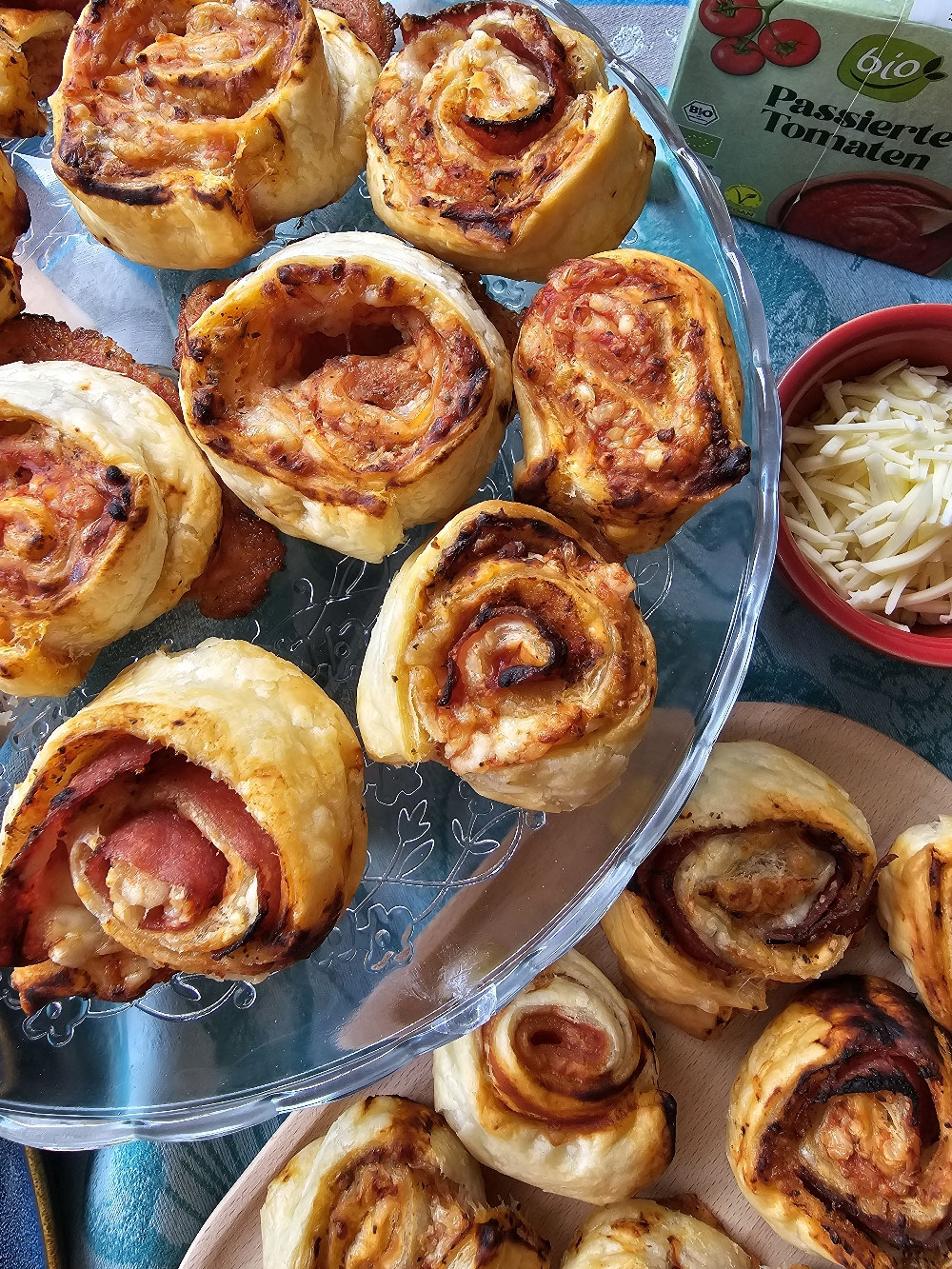 Goldbraune Pizzaschnecken mit Käse und optionaler Salami.