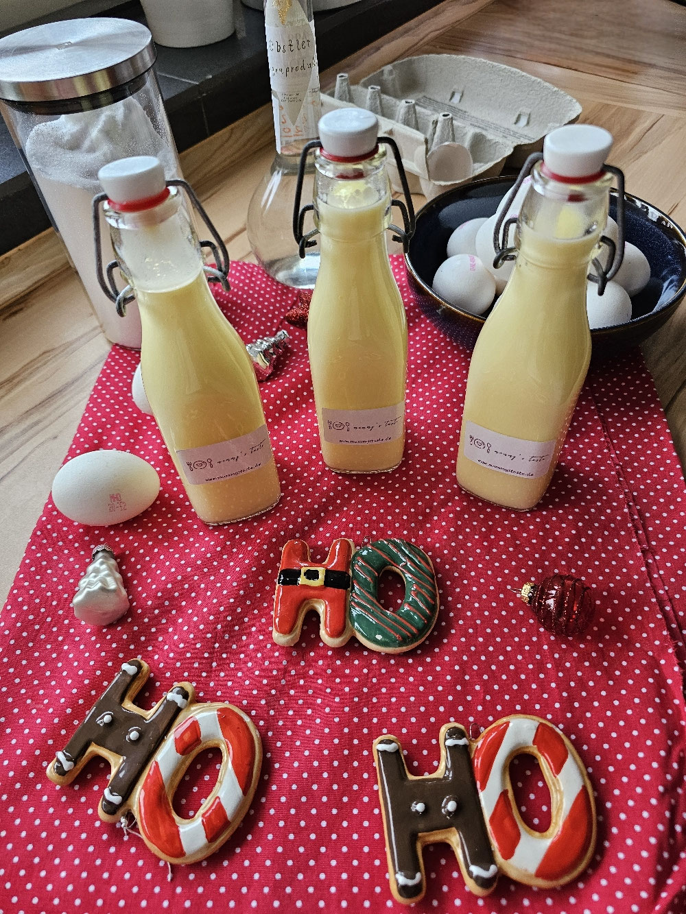 Selbstgemachter Eierlikör in drei kleinen Flaschen.