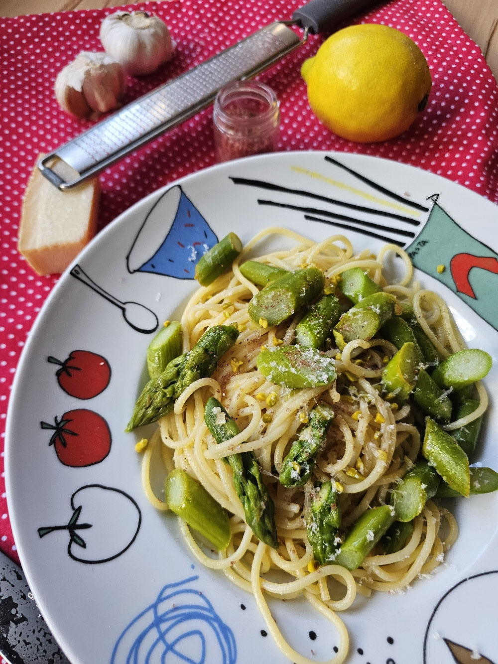 Spaghetti mit grünem Spargel, Zitrone und Pistazien.