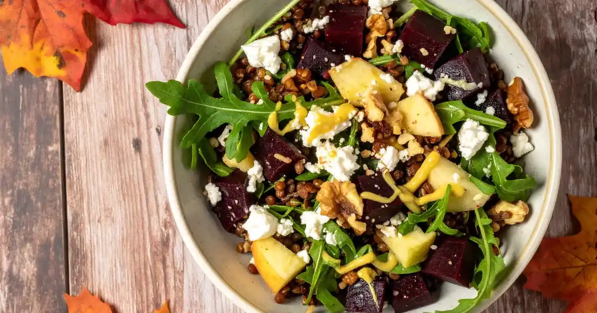 Linsensalat mit Roter Bete, Apfel, Feta, Rucola und Walnüssen