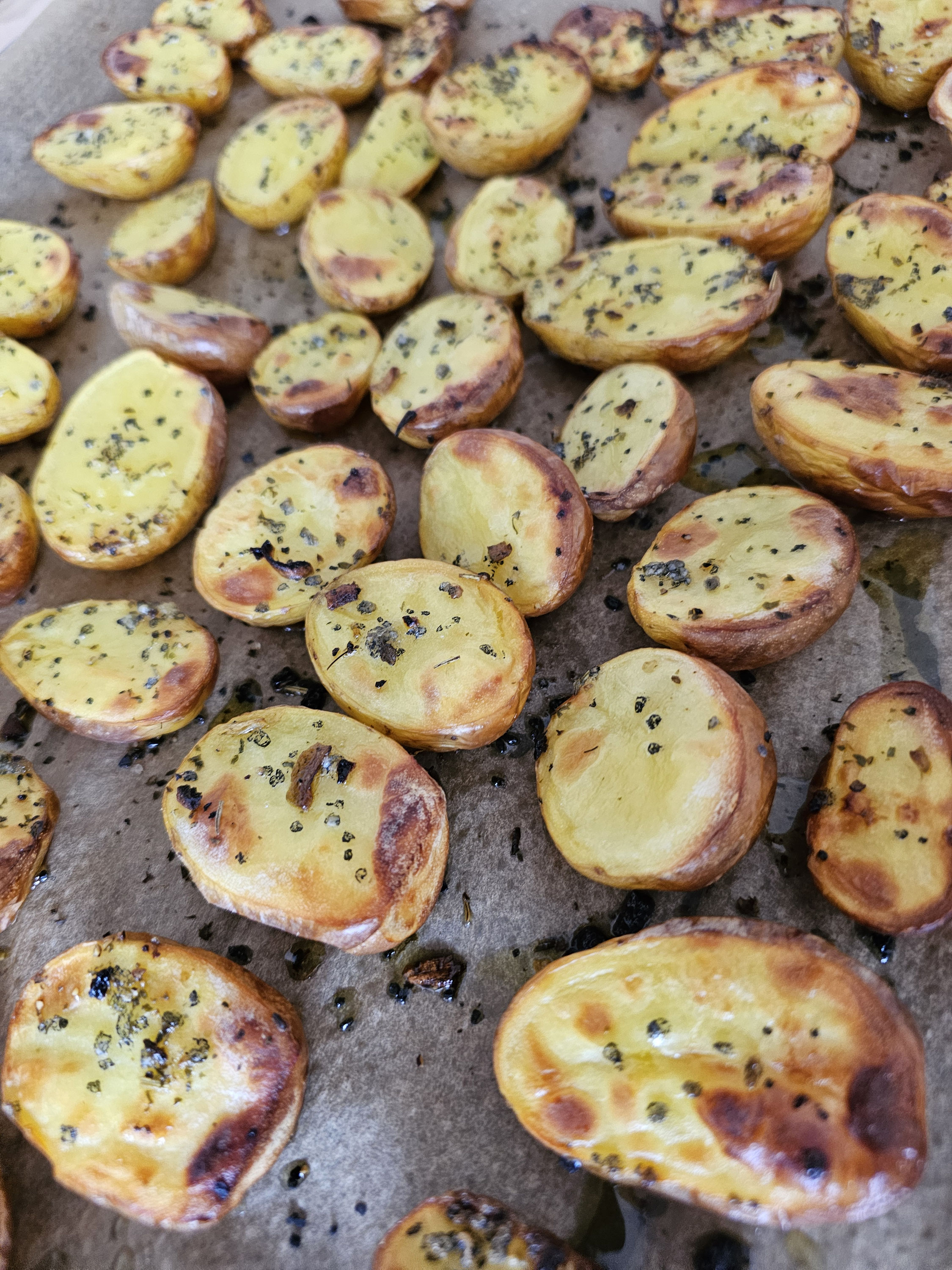 Goldbraune knusprige Ofenkartoffeln auf dem Blech.