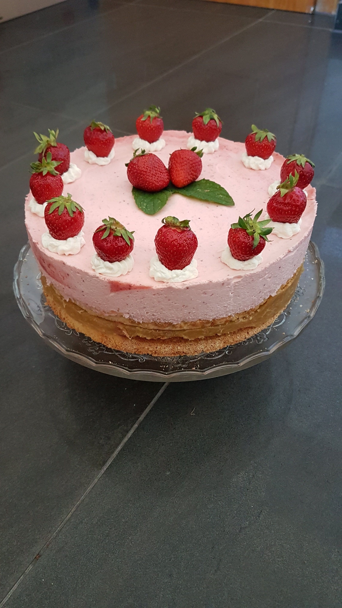 Erdbeer-Rhabarber-Torte mit frischen Erdbeeren.