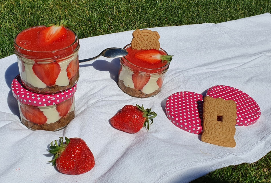 Erdbeer-Spekulatius-Creme in drei Dessertgläsern.