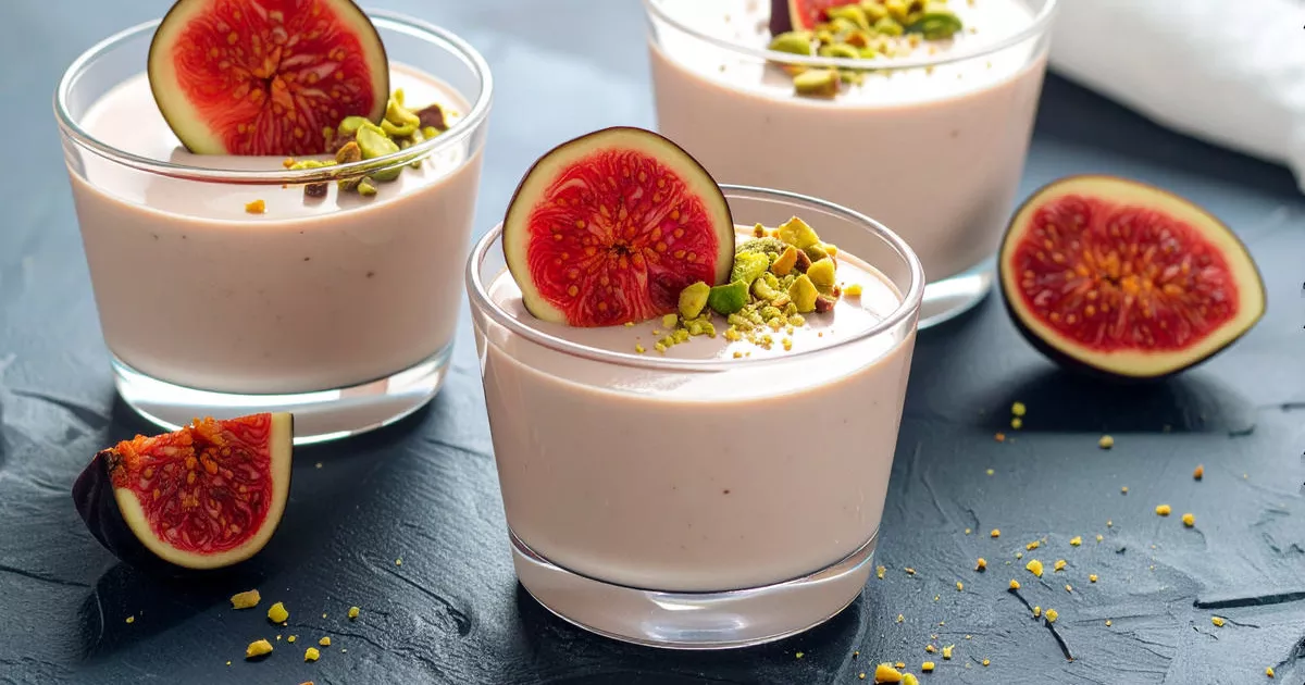 Feigen-White-Chocolate-Protein-Mousse mit Pistazien in Dessertgläsern