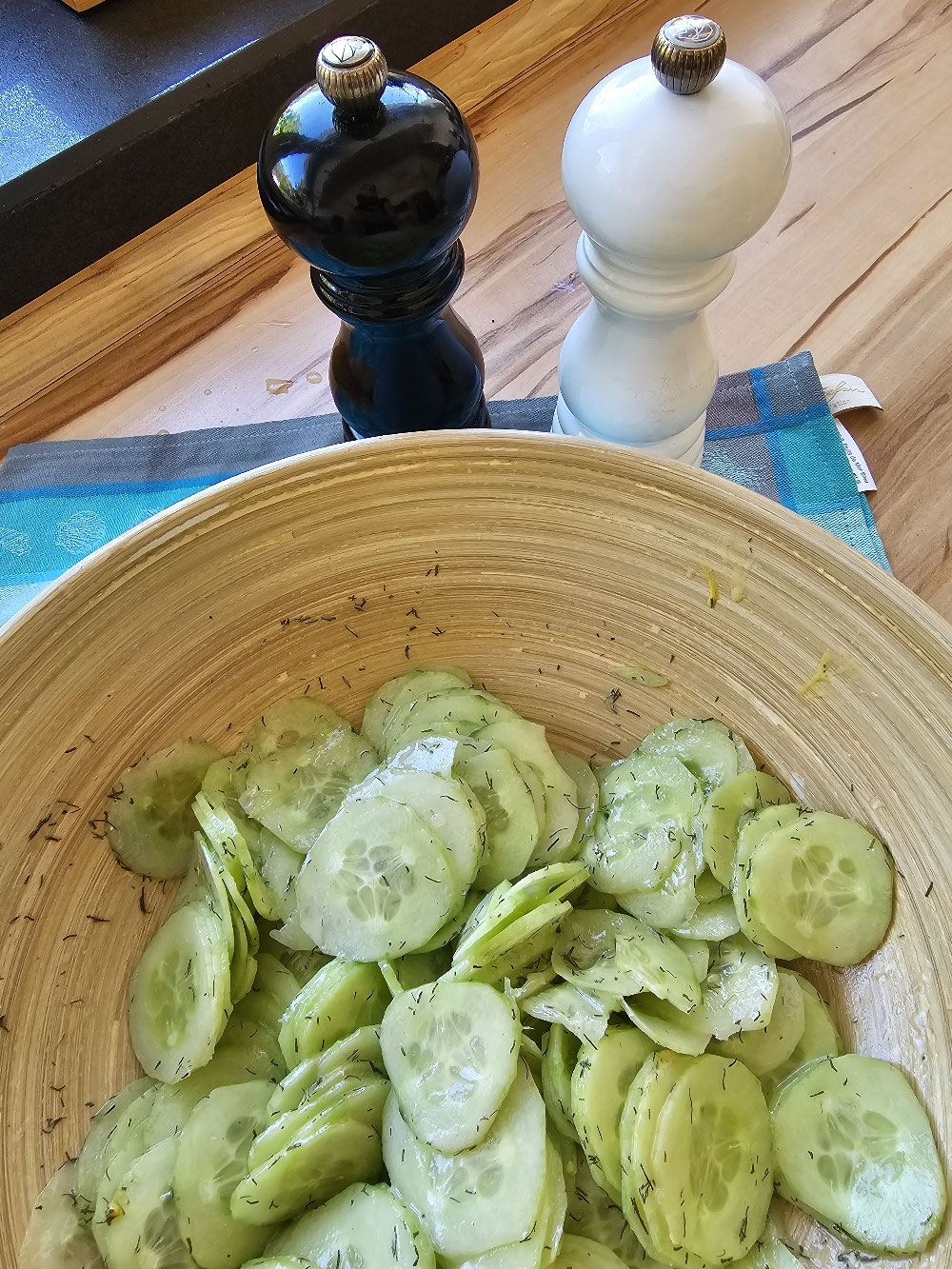 Fertiger Gurkensalat mit Dill und Essig-Öl-Dressing.
