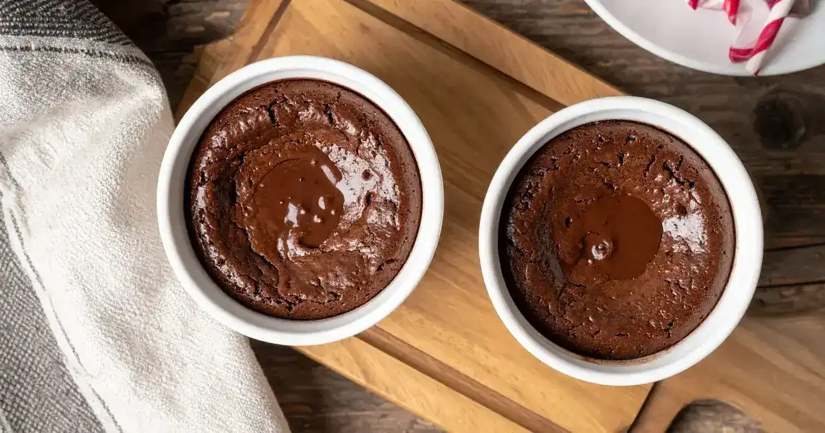 Schoko-Protein-Tassenkuchen mit flüssigem Kern