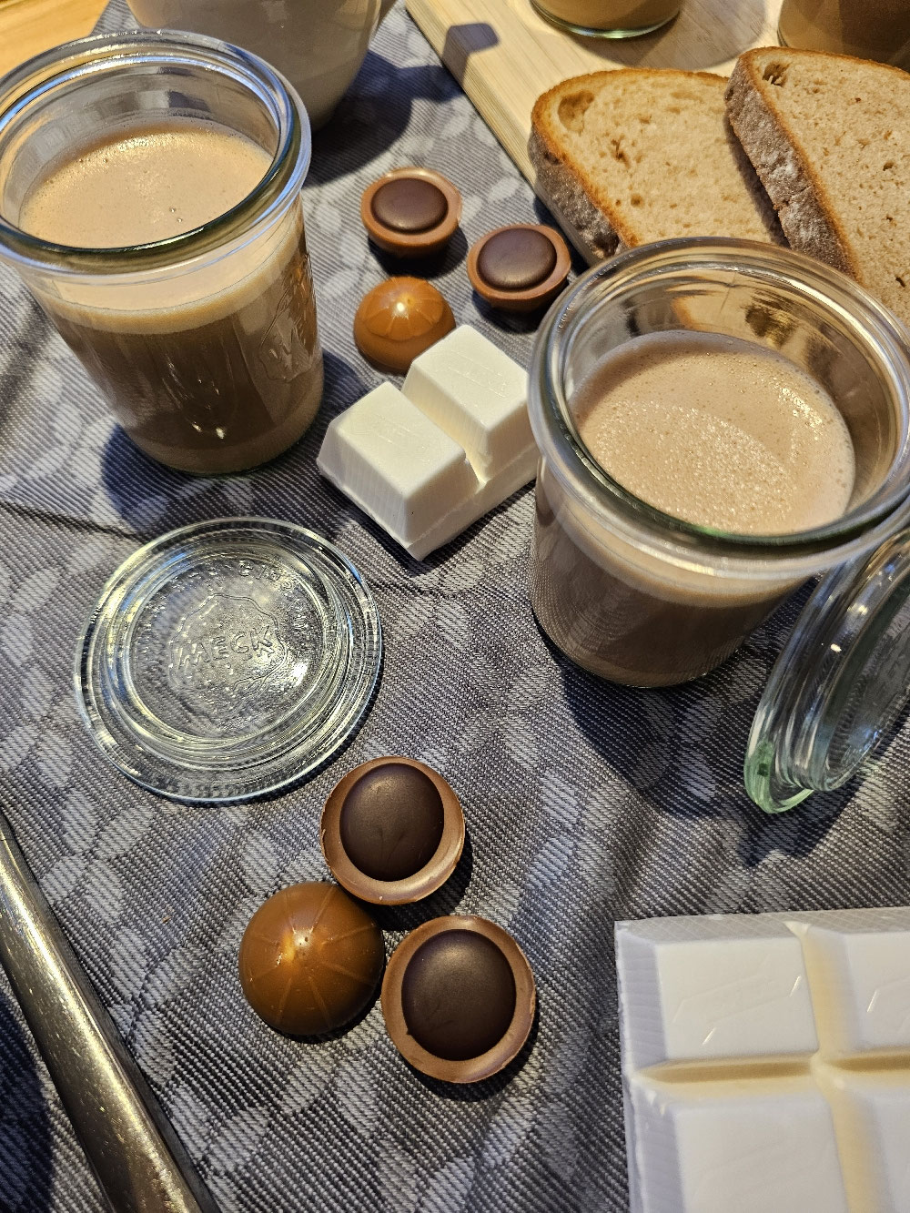 Toffifee-Nuss-Aufstrich in Gläsern mit Toffifee und Brot.