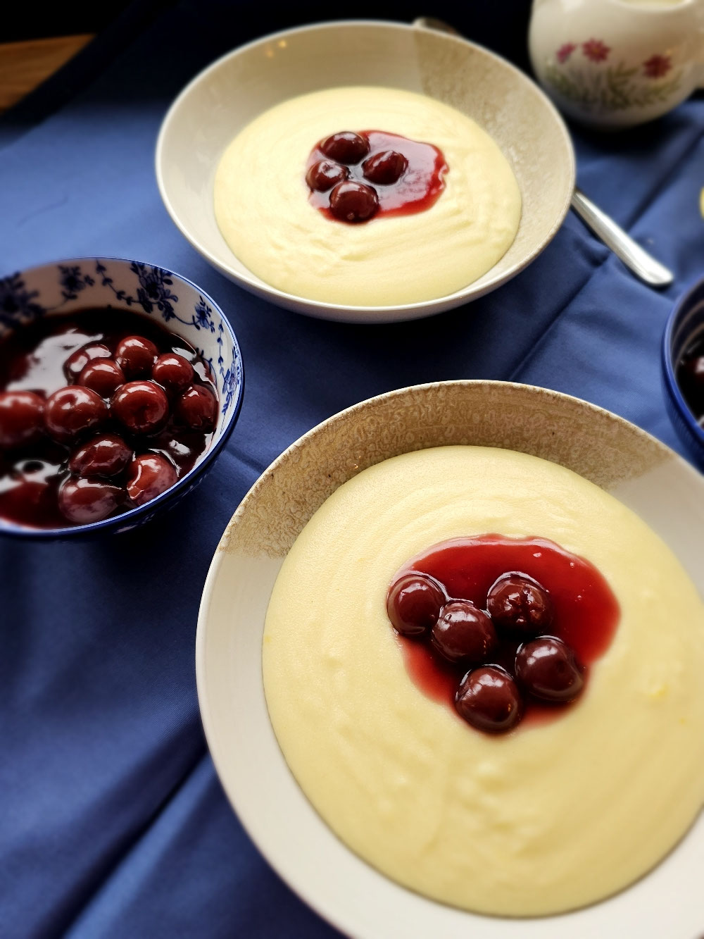 Cremiger Grießpudding mit heißen Schattenmorellen.