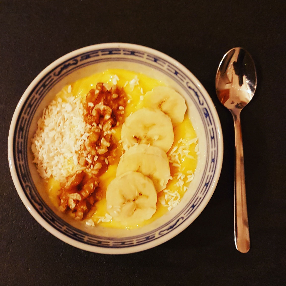 Mango-Maracuja-Bowl mit Toppings als Servierbeispiel.