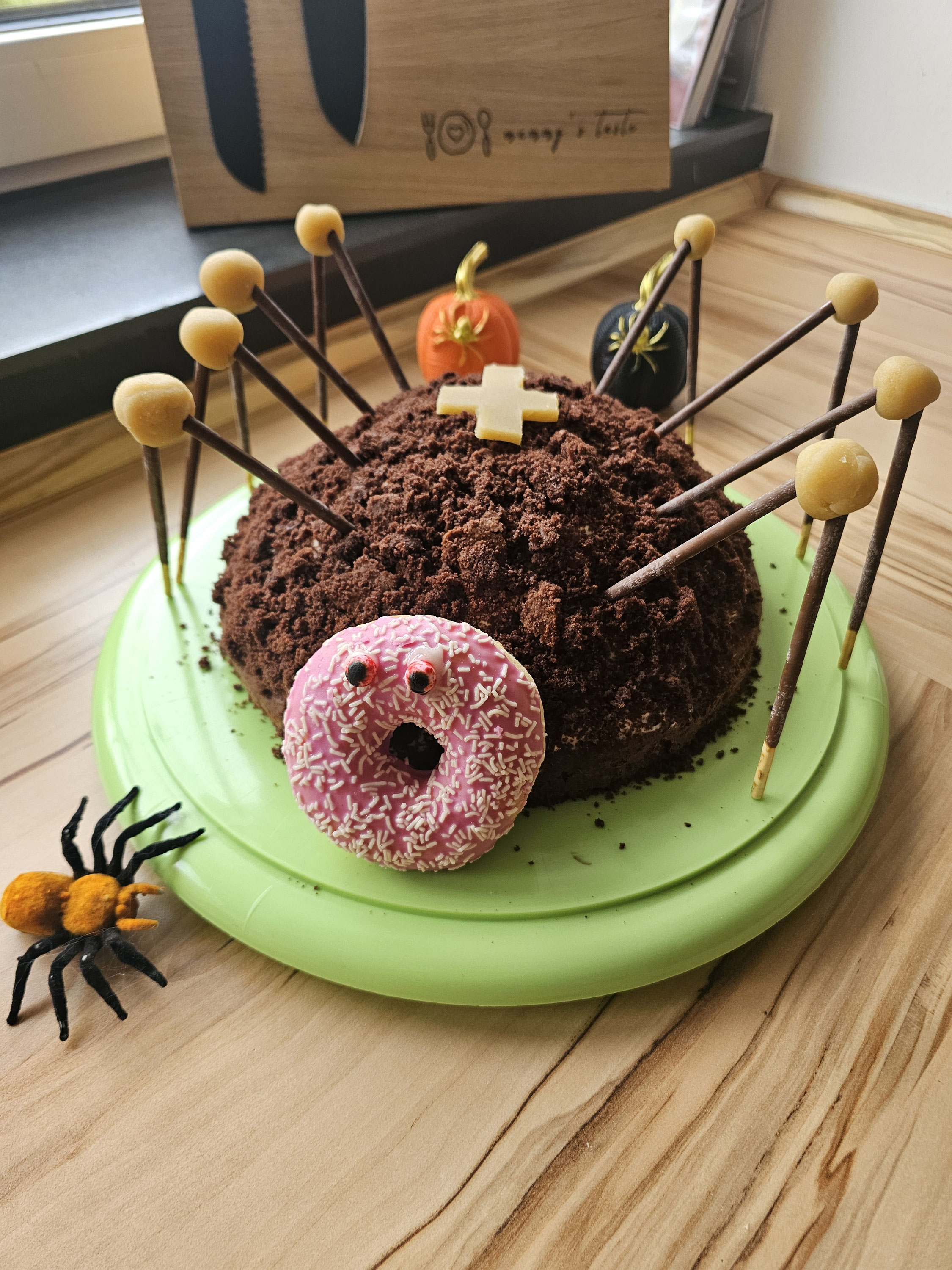 Spinnentorte mit Donut-Kopf und Schokoladenstäbchen-Beinen.