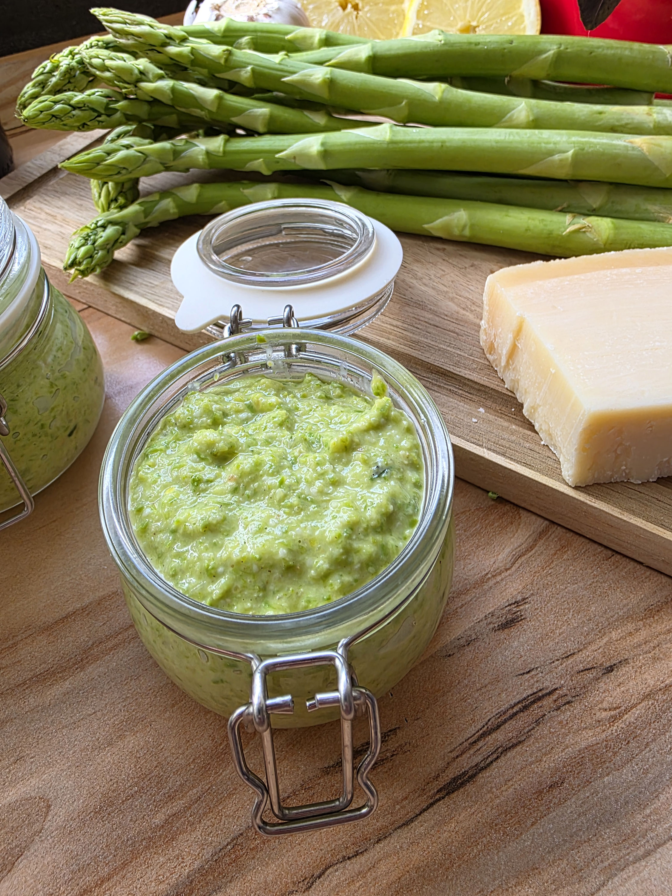 Grünes Spargelpesto im Glas.