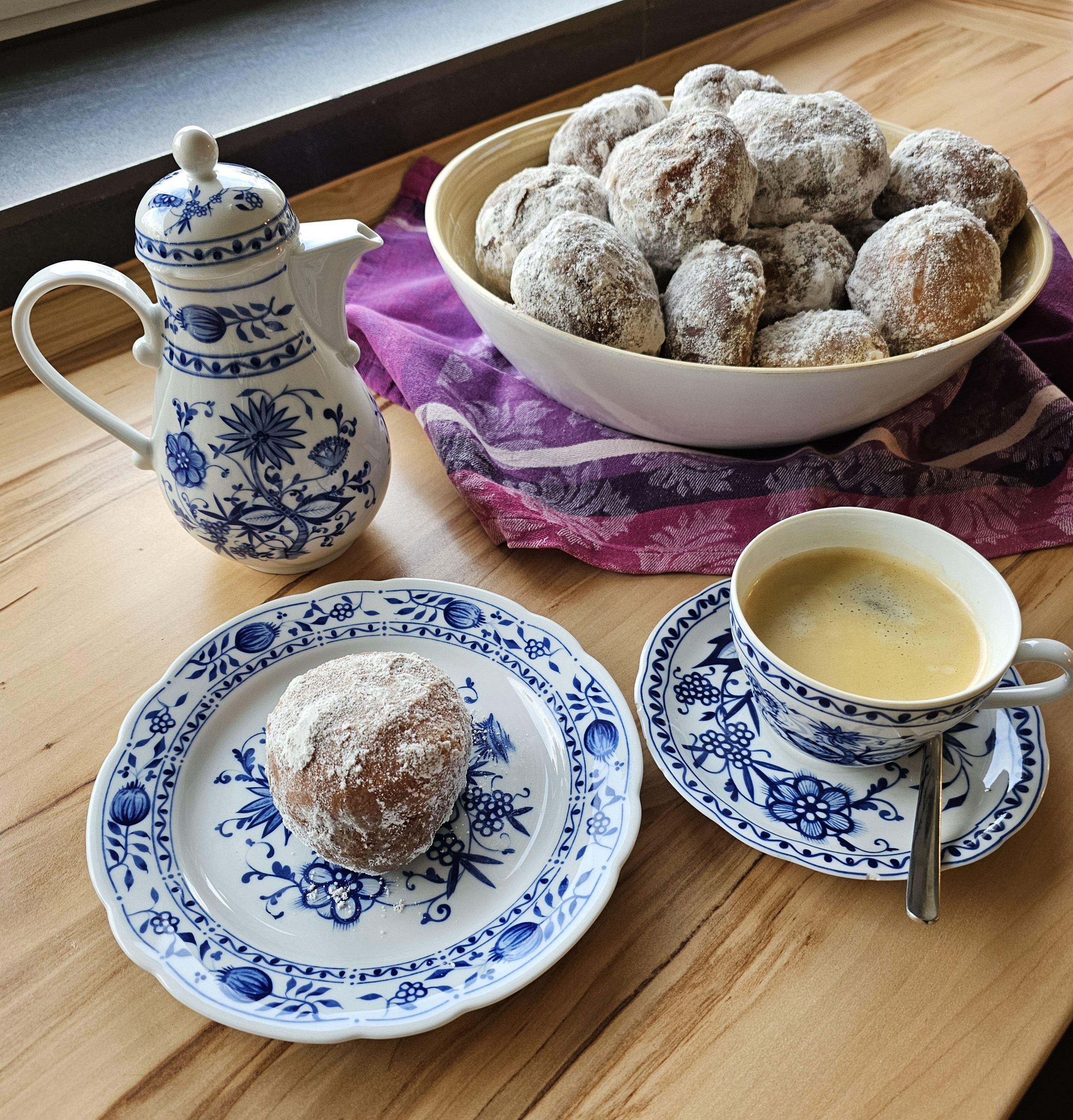 Goldbraune Fastnachtskrapfen zur Kaffeetafel.