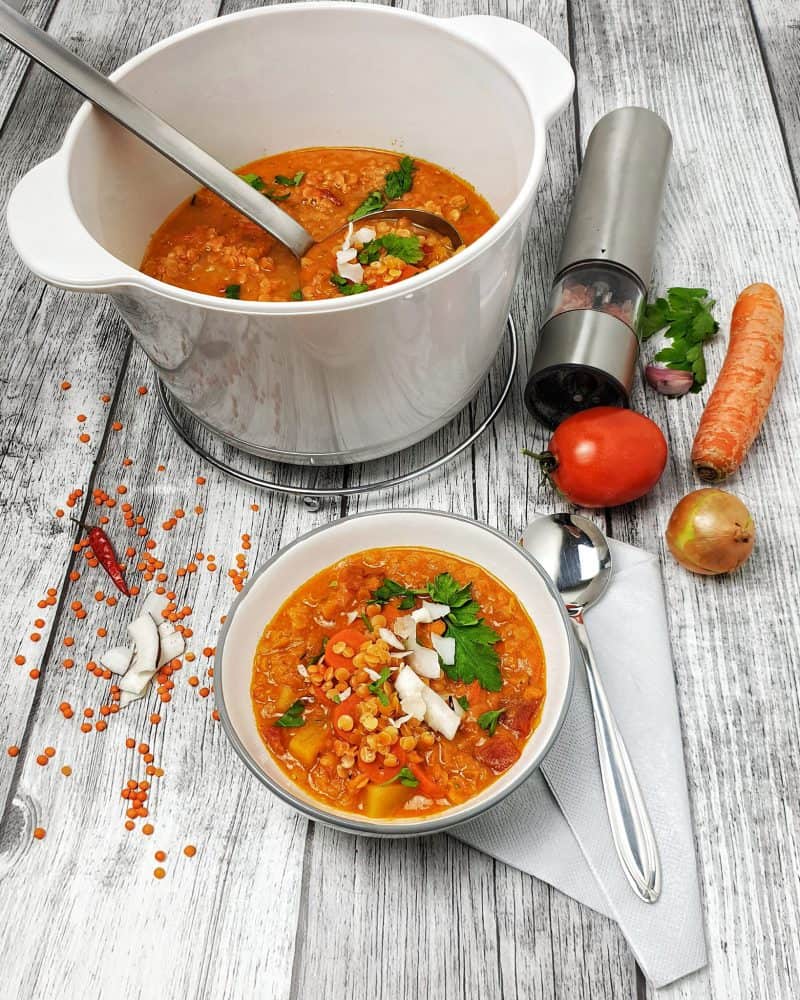 Rote Linsen-Suppe mit Kokosmilch