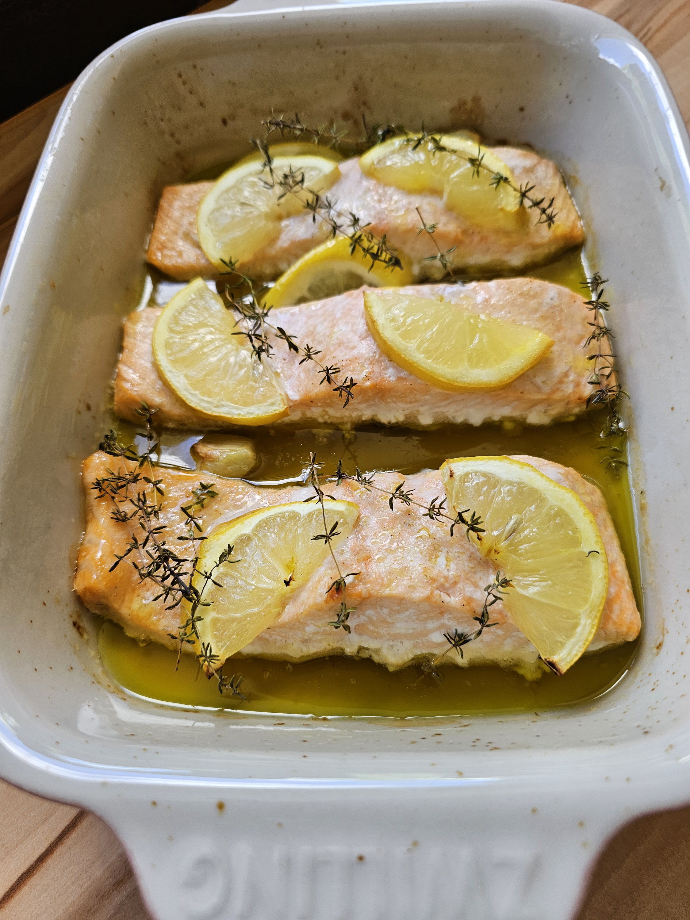 Gegarter Zitronenlachs mit Thymian aus dem Ofen.