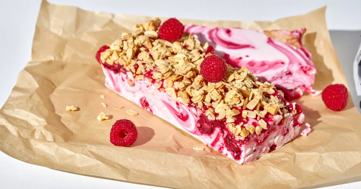 Protein-Frozen-Joghurt mit Himbeer-Swirl und Mandel-Crunch