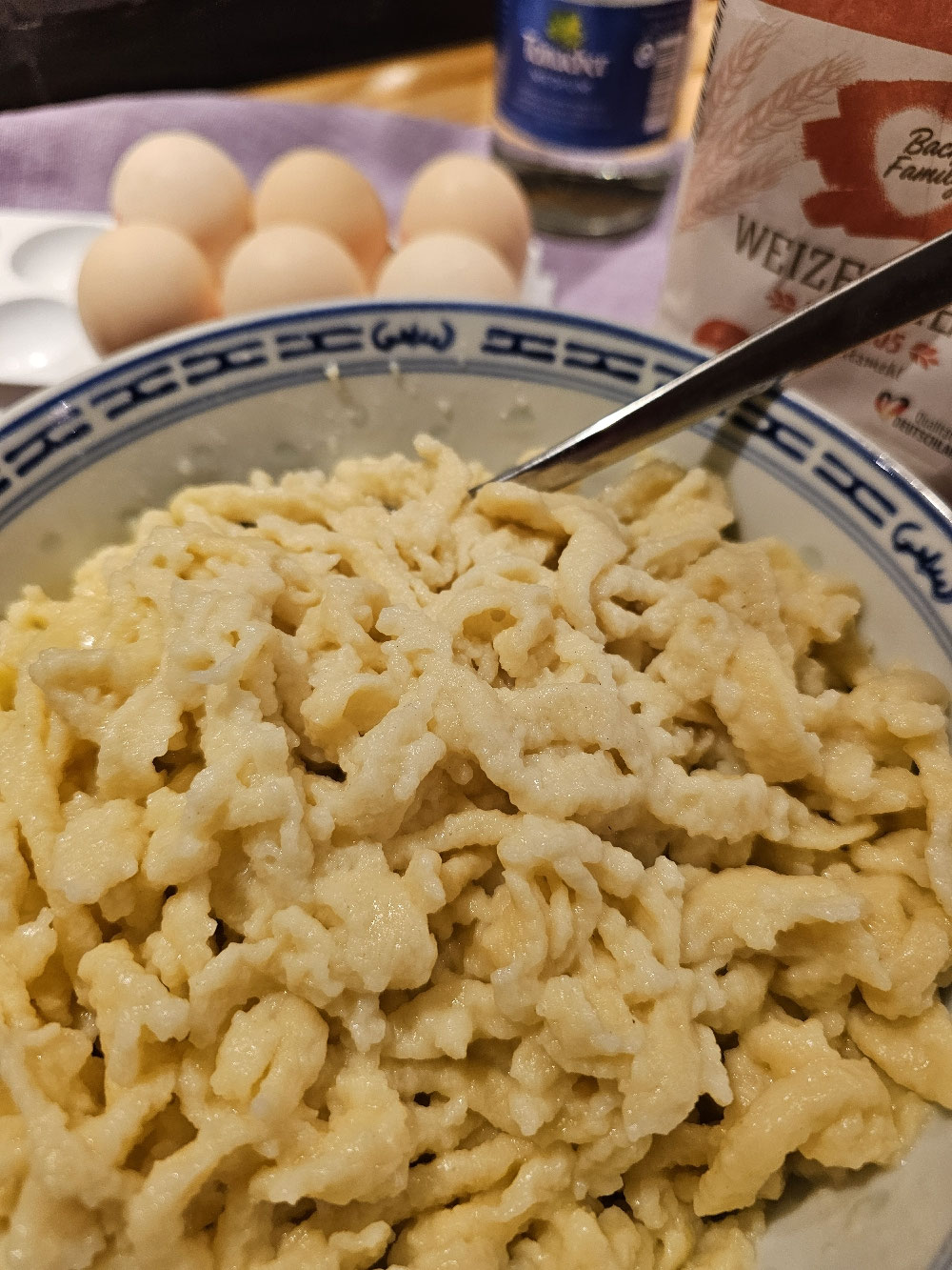 Selbstgemachte Spätzle in einer Schüssel.