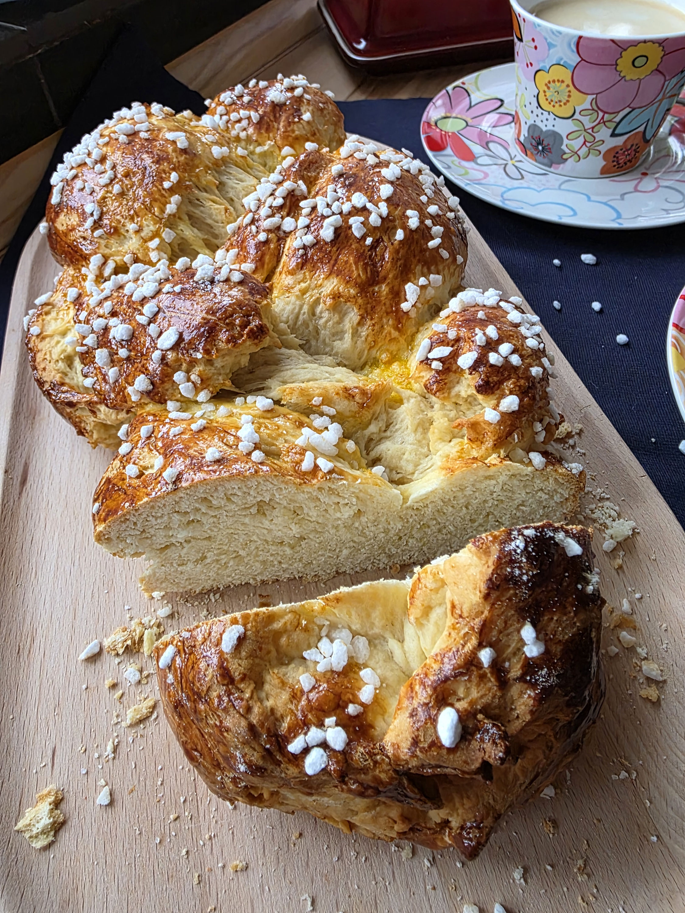 Angeschnittener Hefezopf mit Hagelzucker.