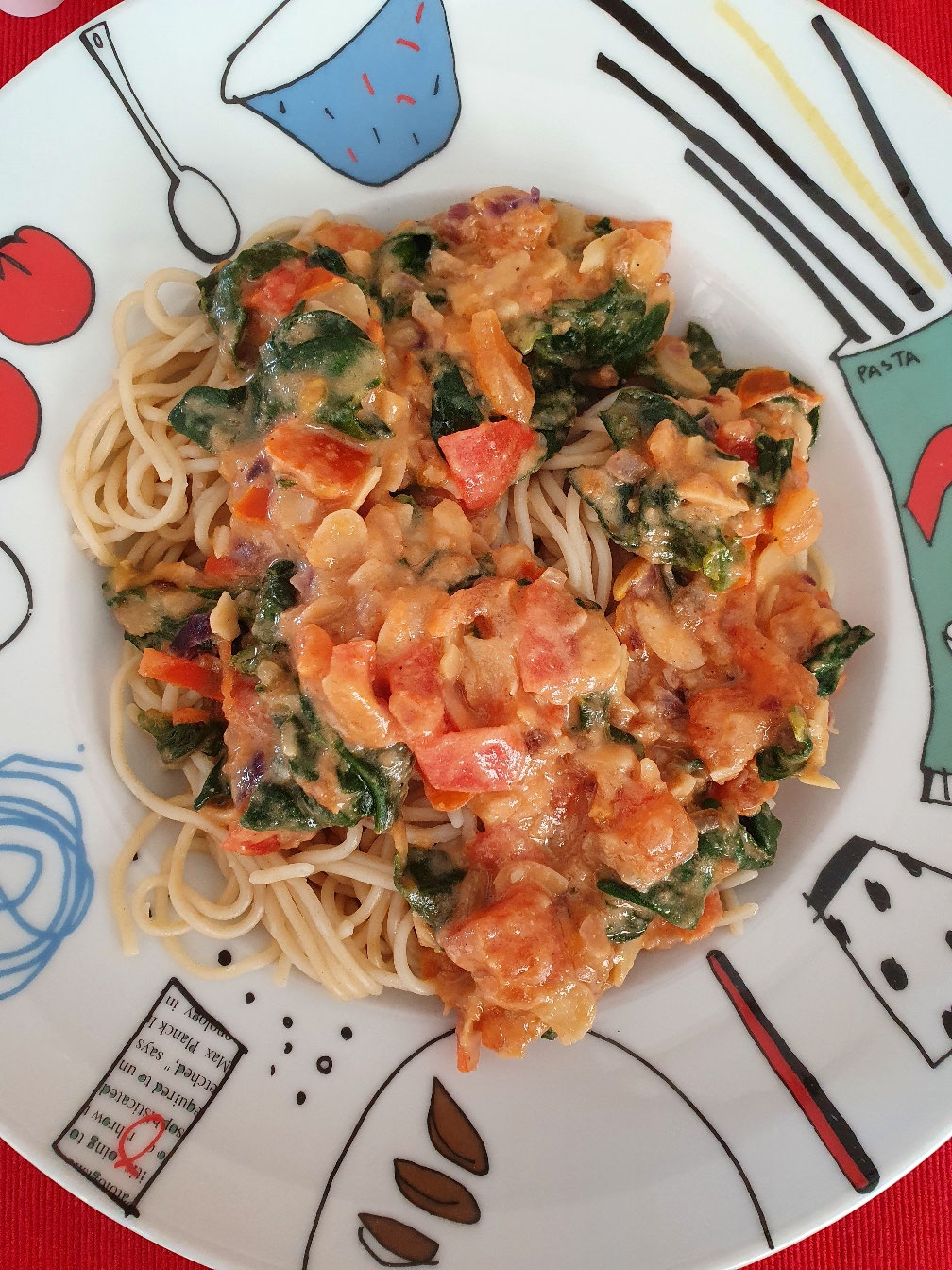 Dinkelspaghetti mit cremiger Mandel-Spinat-Sauce.