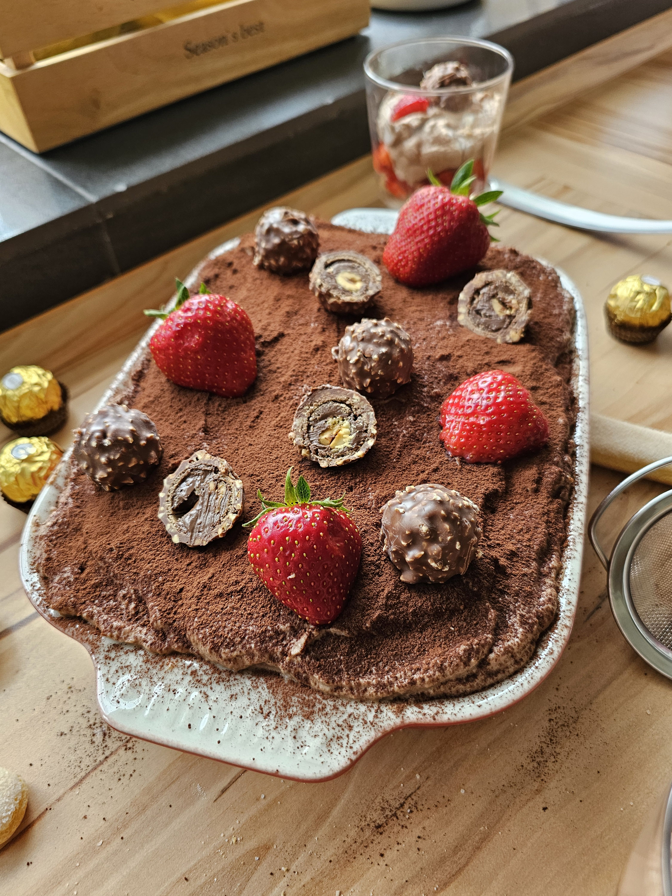Erdbeer-Tiramisu mit Kakao und Rocher.