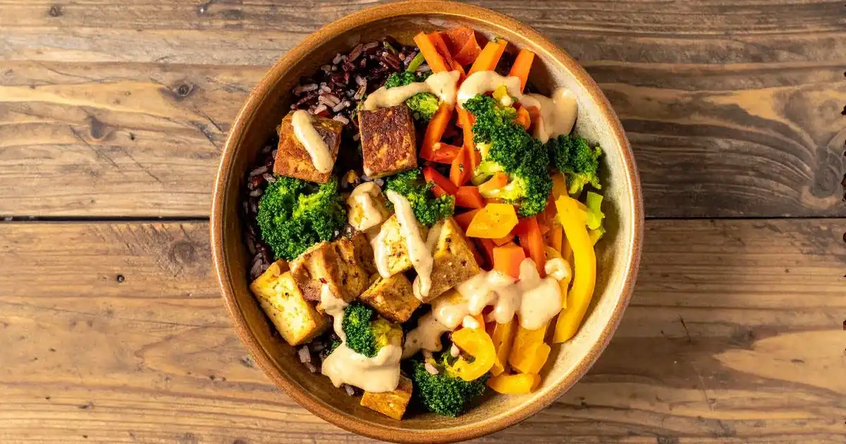 Tempeh-Bowl mit Wildreis, Gemüse und Erdnusssoße