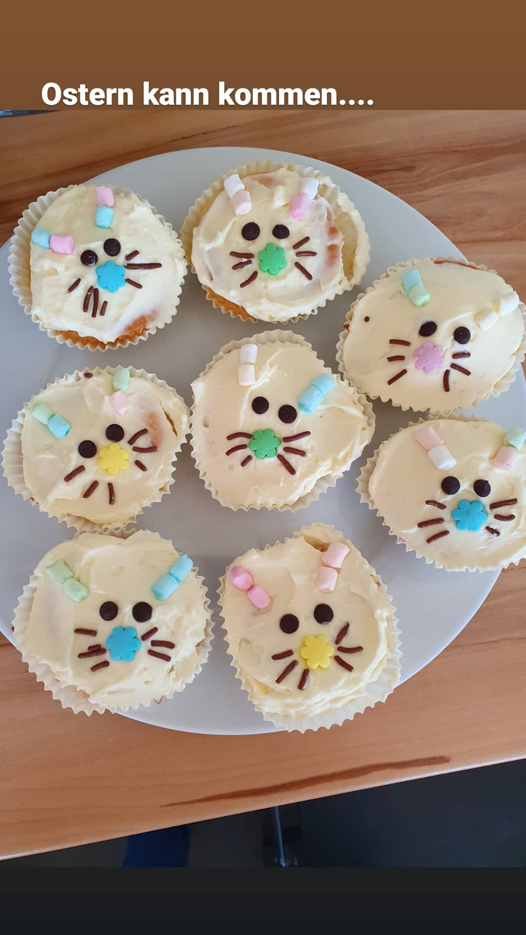 Zitronen-Buttermilch-Muffins mit bunten Hasengesichtern.