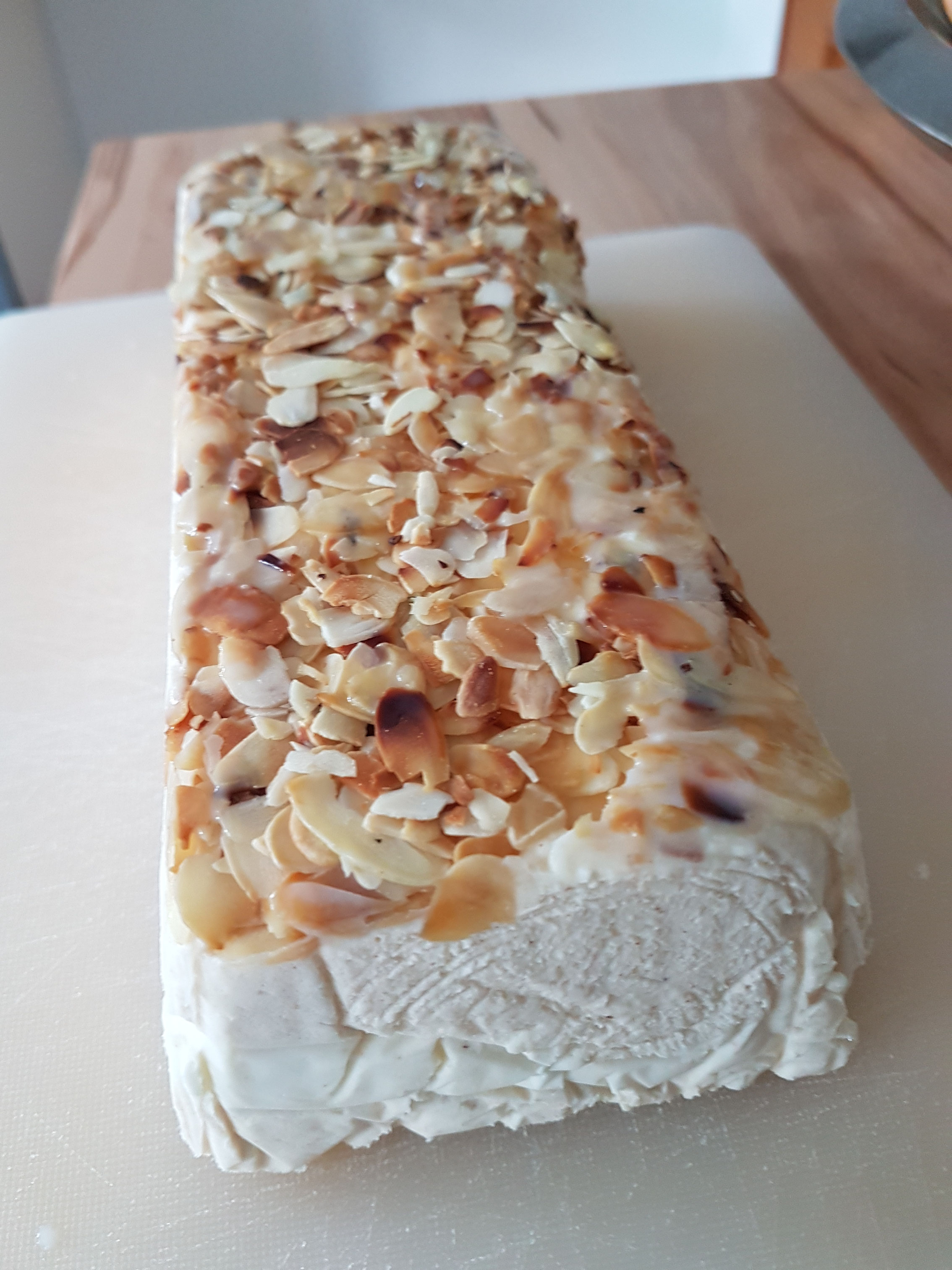 Amarettini-Parfait mit gerösteten Mandelblättchen.
