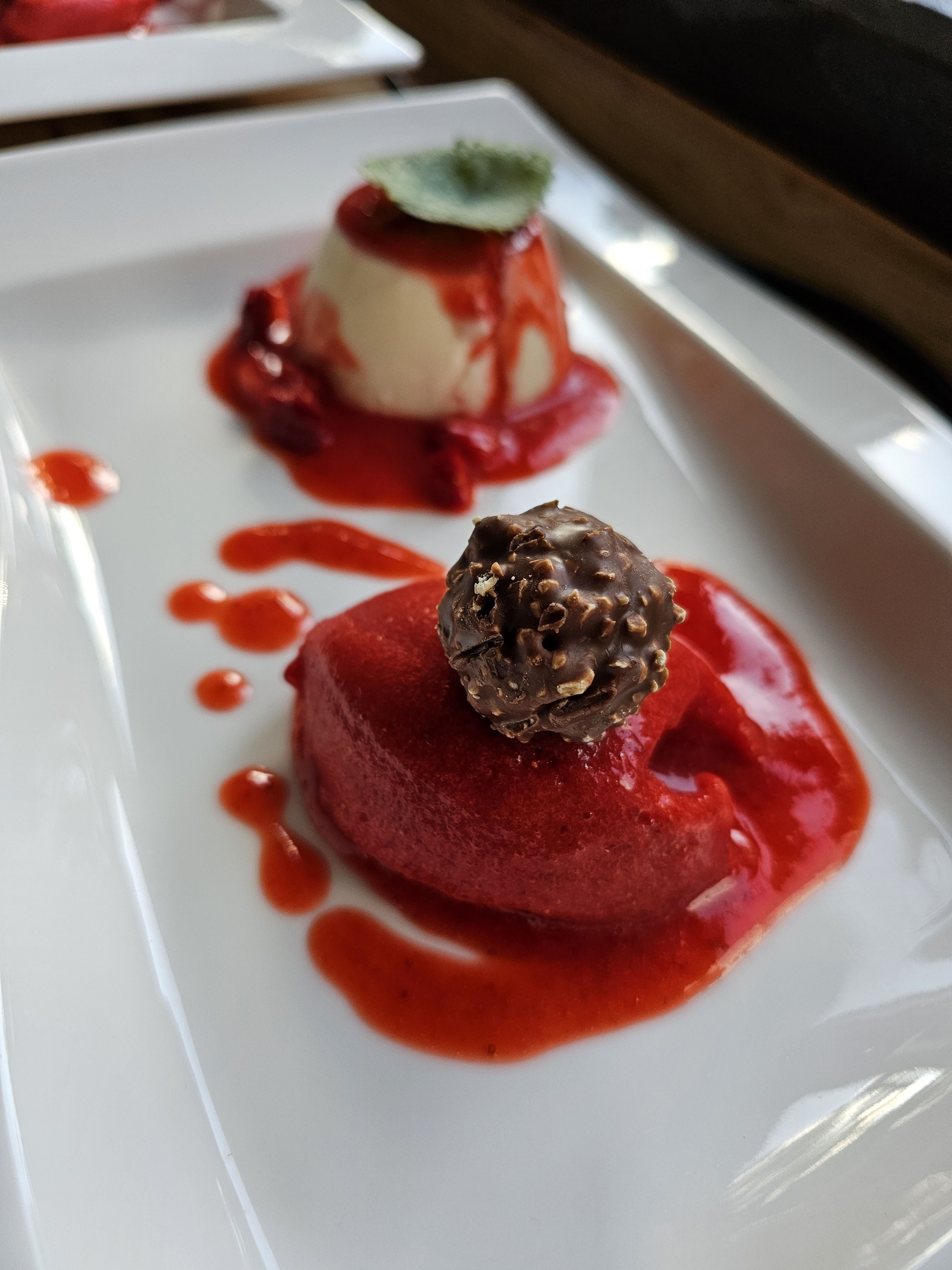 Erdbeersorbet auf einem Dessertteller.