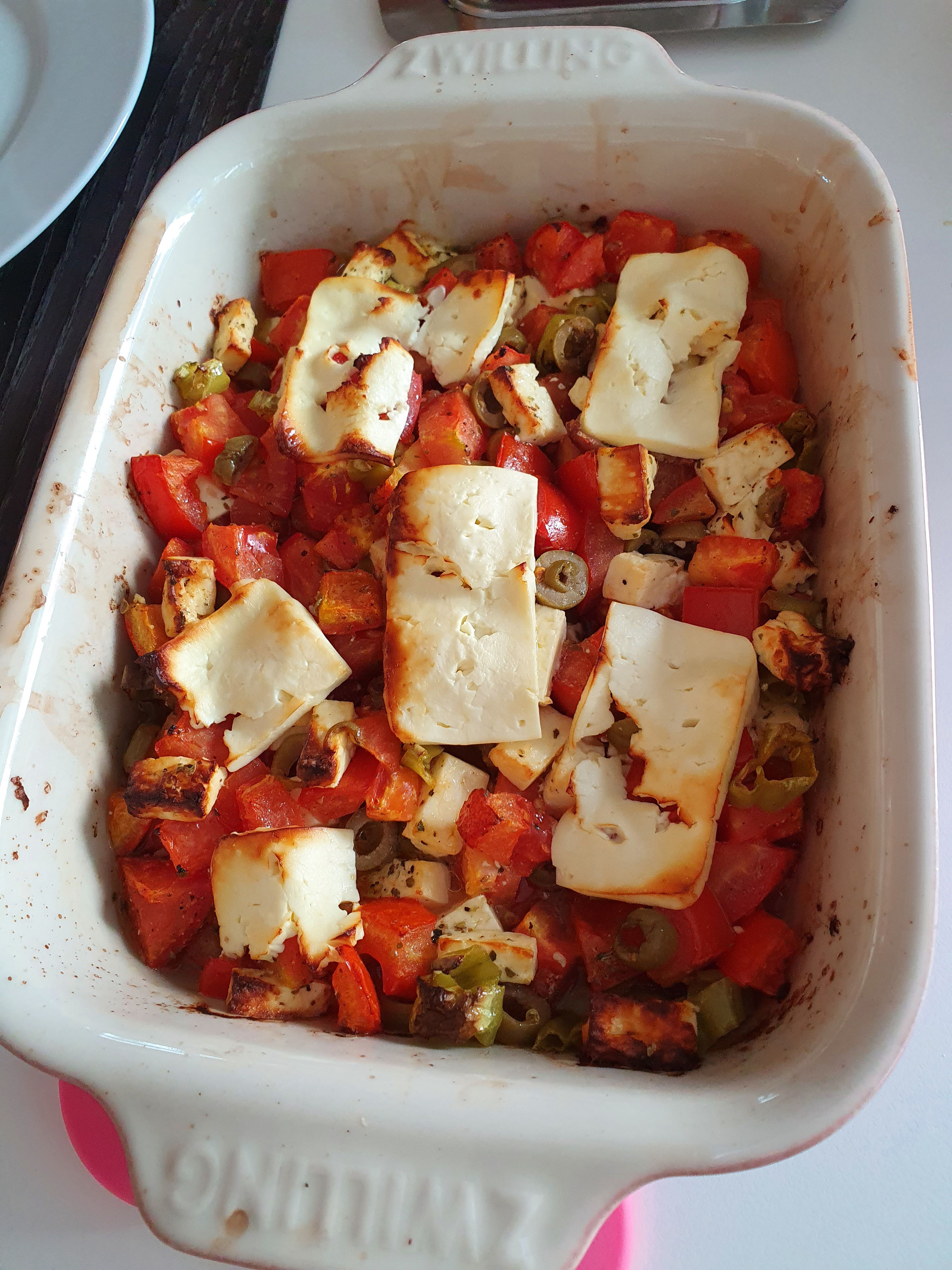 Tomaten-Feta-Auflauf mit gebräuntem Käse und Peperoni.