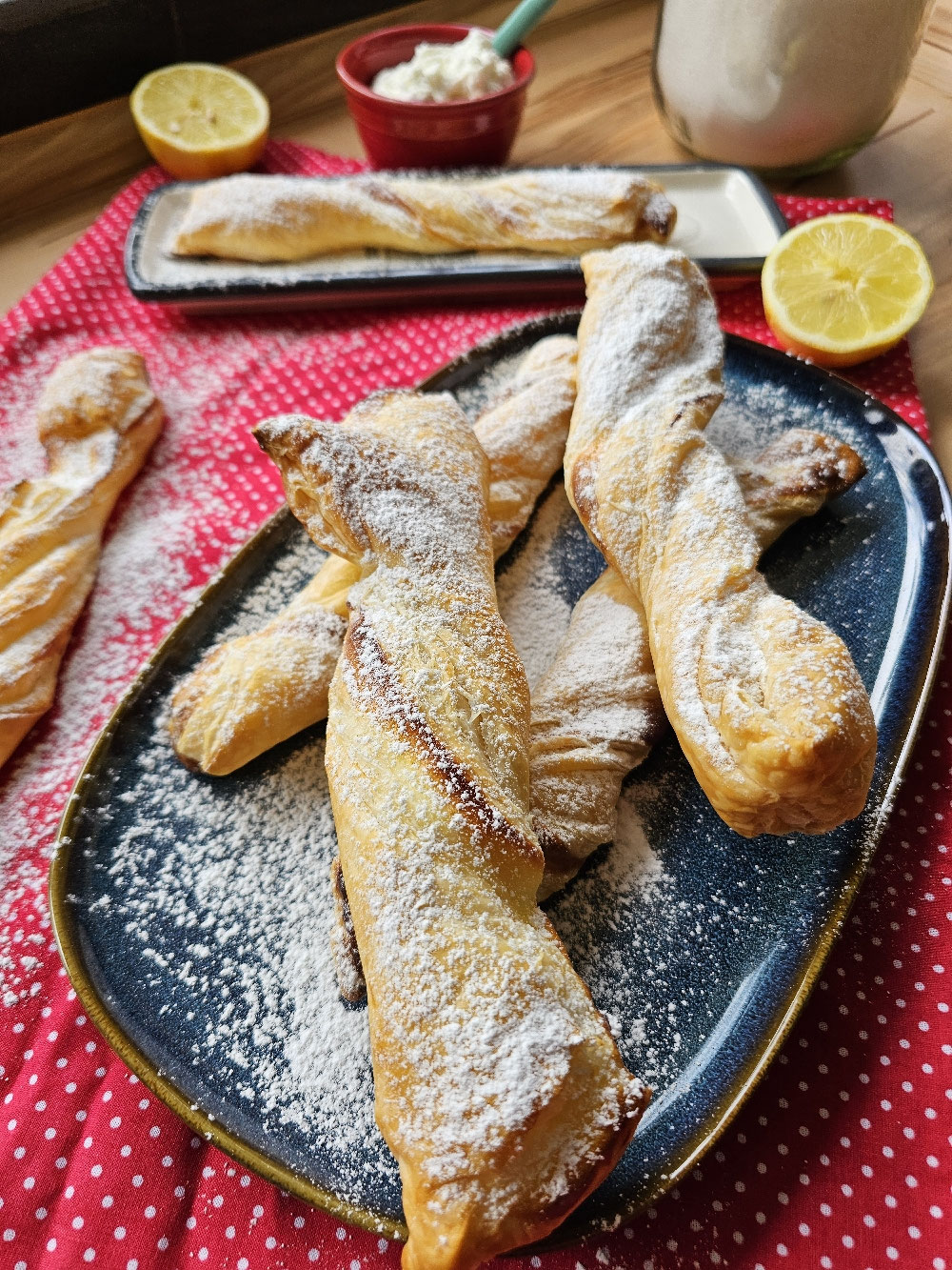 Goldbraune Quarkstangen aus Blätterteig mit Puderzucker.
