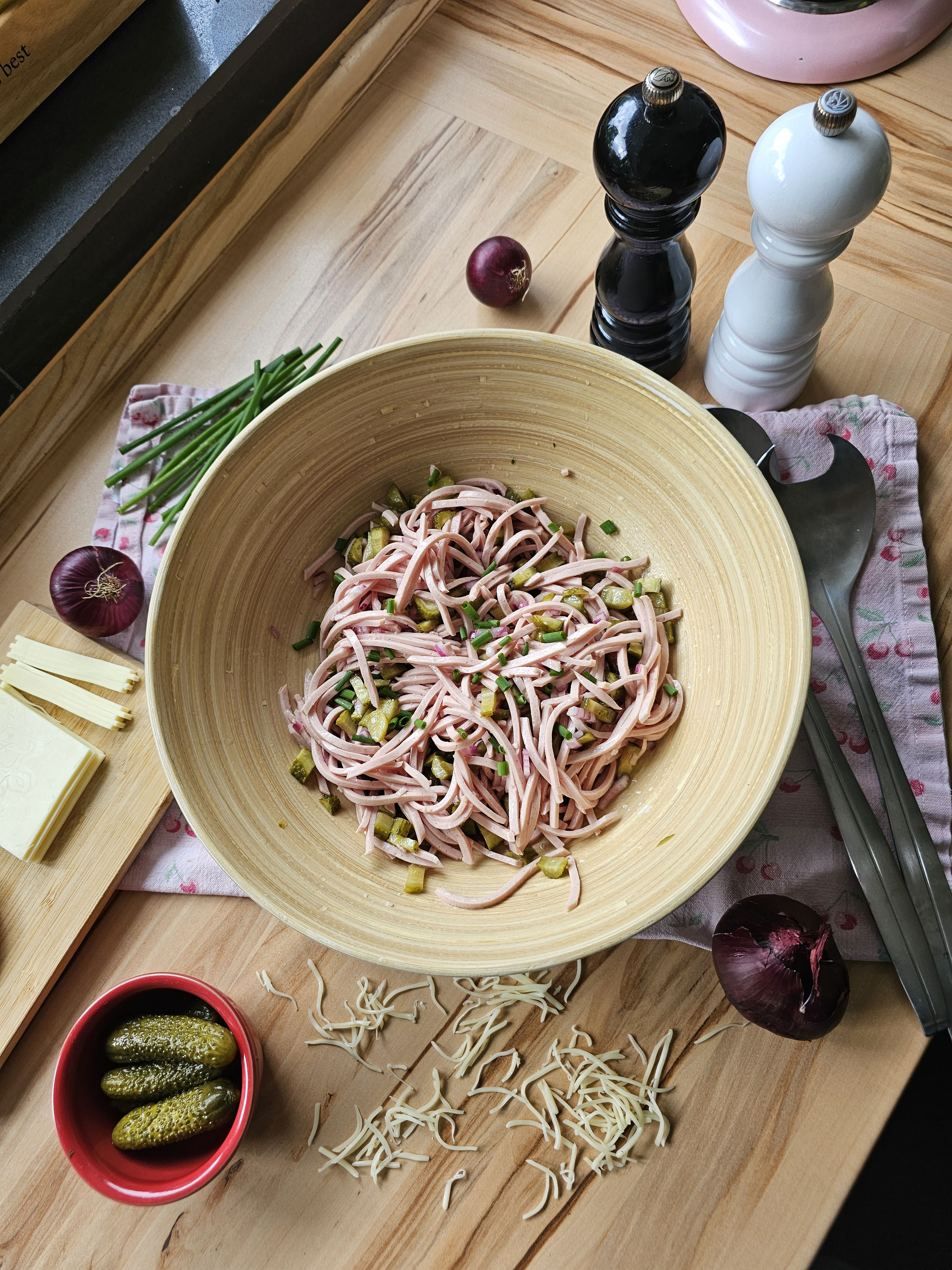 Schweizer Wurstsalat mit Lyoner, Emmentaler und Gewürzgurken