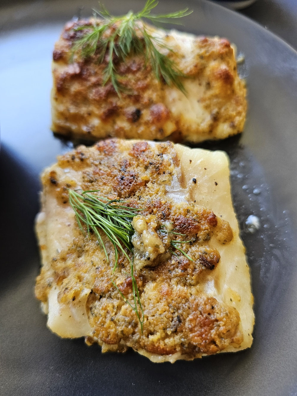 Goldbraun überbackenes Fischfilet à la Bordelaise.
