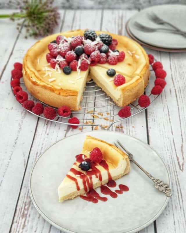 Käsekuchen mit frischen Beeren