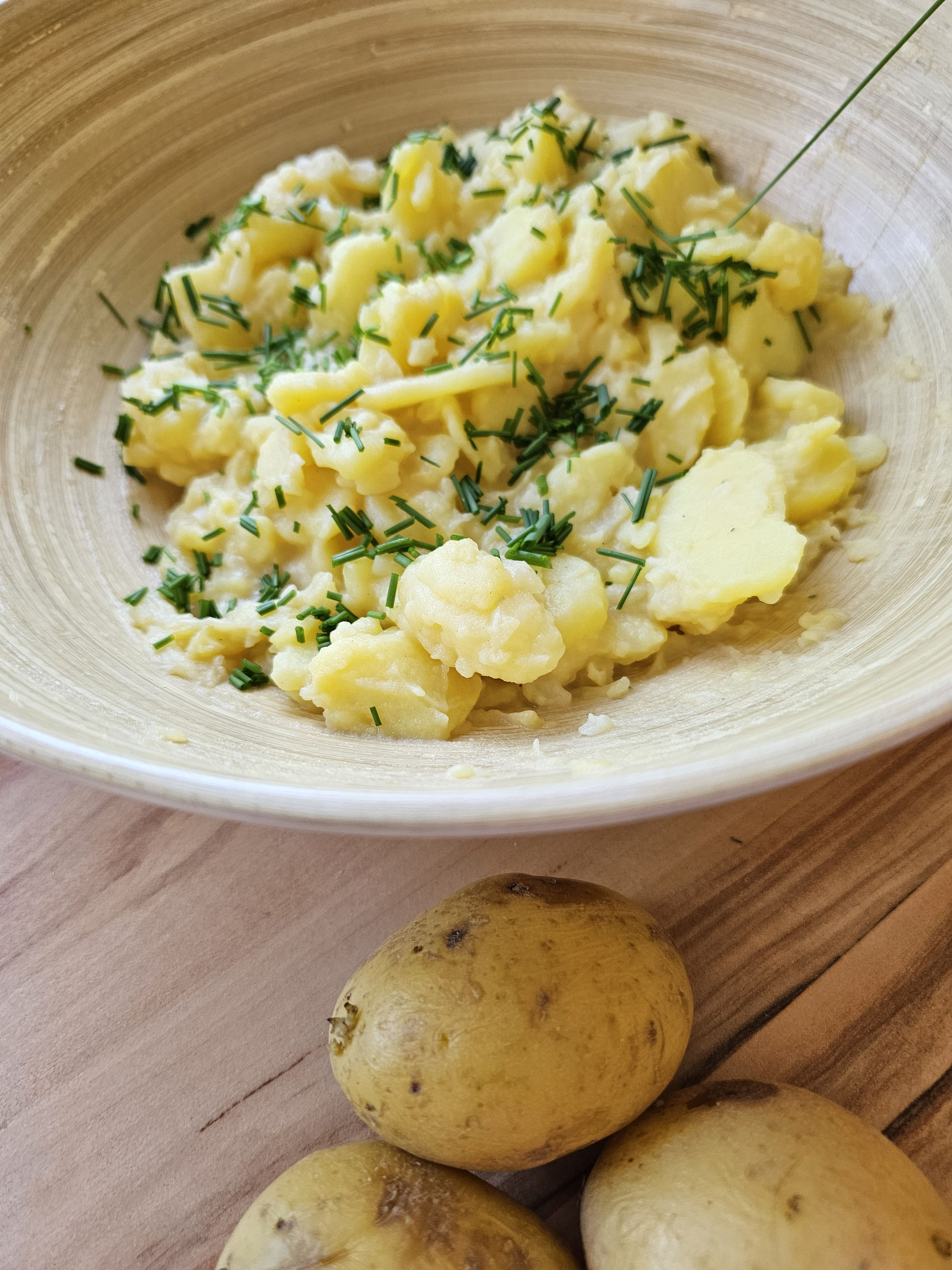 Omas Kartoffelsalat mit Schnittlauch.