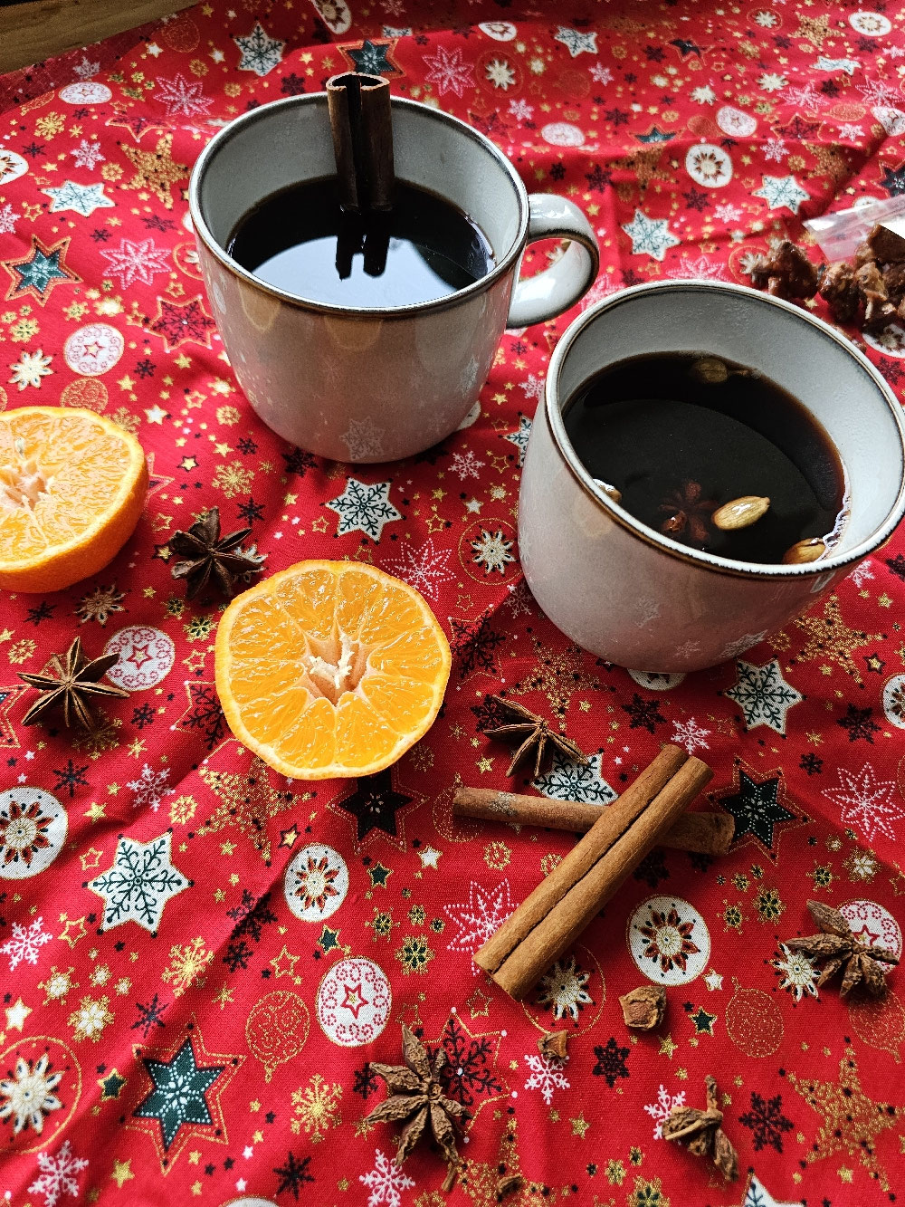 Selbstgemachter Glühwein mit weihnachtlichen Gewürzen.