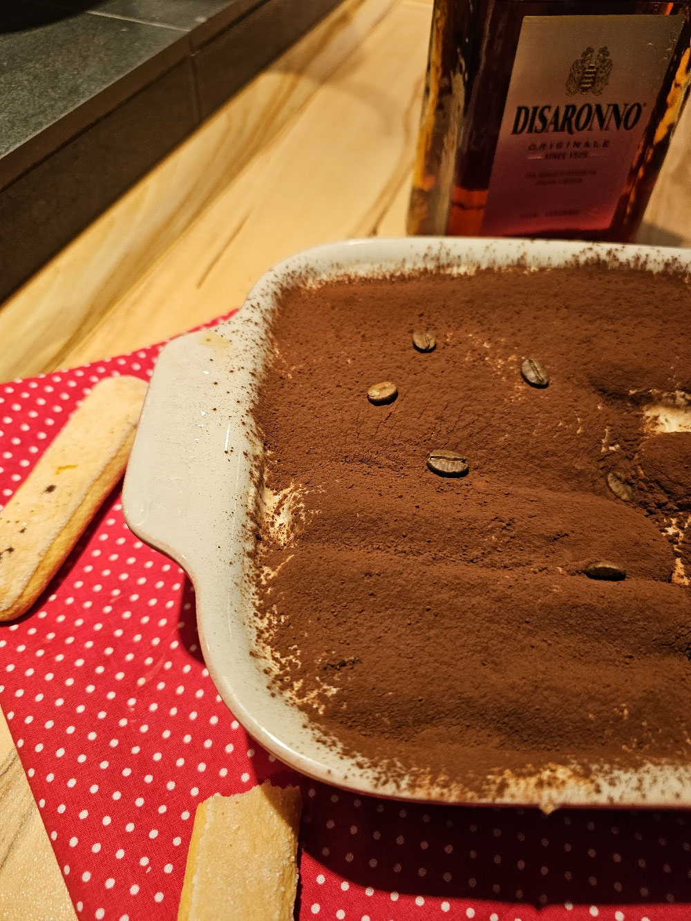 Italienische Tiramisu mit Kakaoschicht.